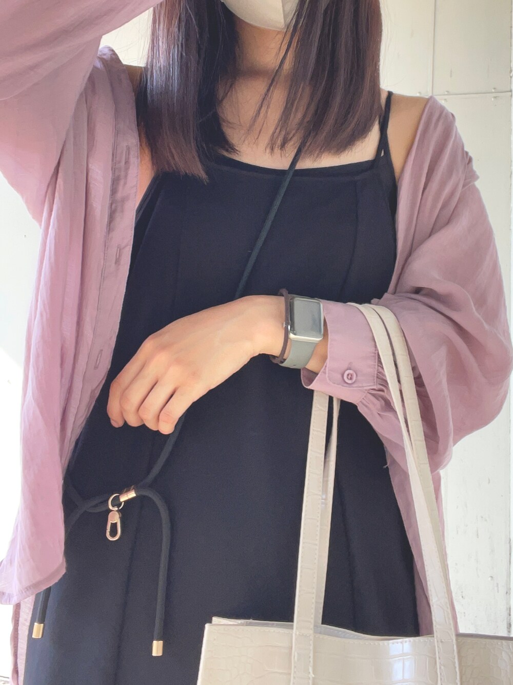 ブラック系のワンピース、ホワイト系のトートバッグ、ピンク系のシャツ/ブラウスを着用したレディースの秋コーディネートの3枚目の写真