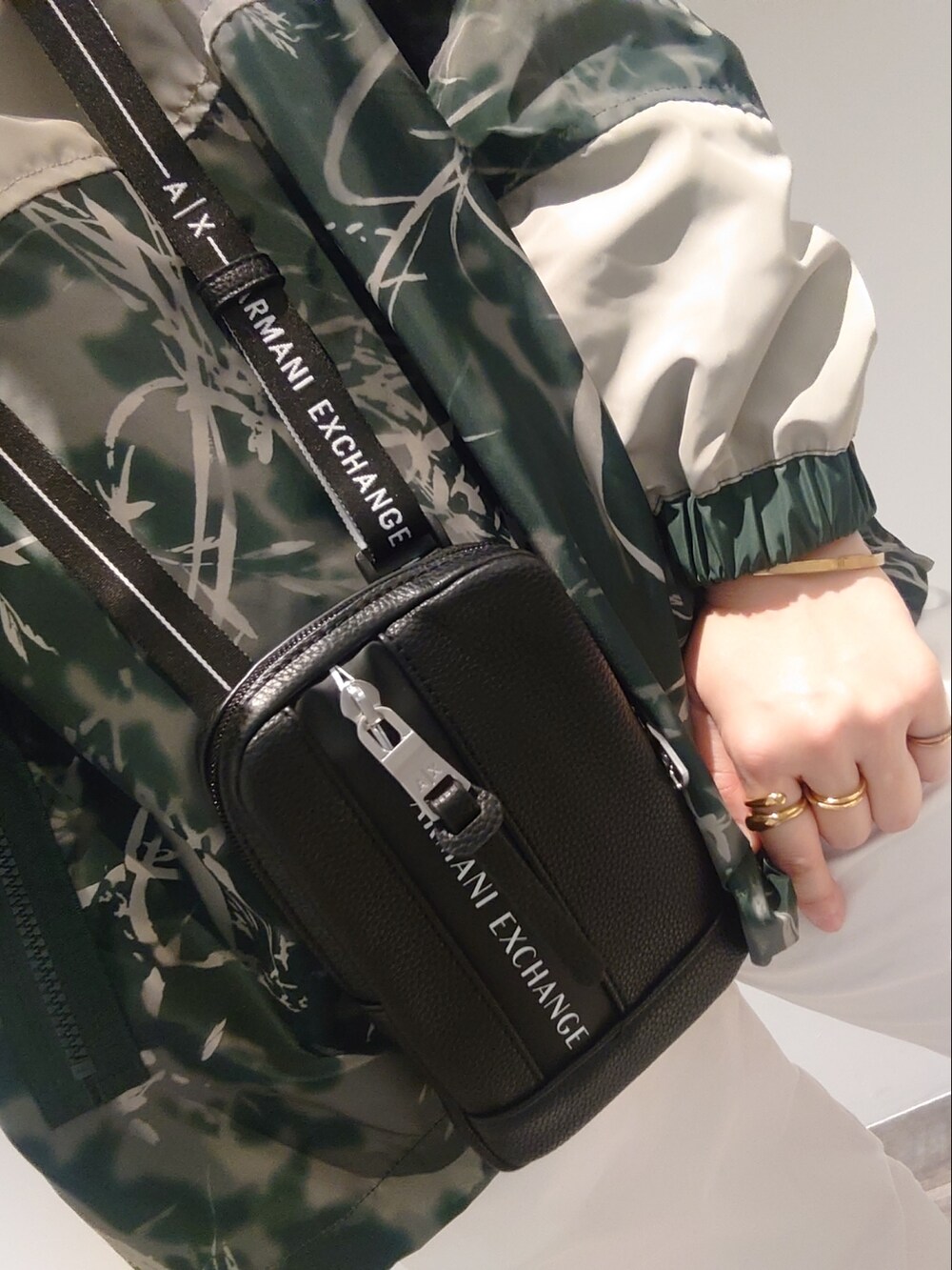 「低身長コーデ、ミニバッグ、メンズライク、アルマーニエクスチェンジ、ARMANIEXCHANGE、AXchanger、AXchange、メンズアイテム、メンズライクコーデ、メンズアウター、メンズパンツ、メンズ服、メンズコーデ、メンズライク女子、メンズスタイル」｜「ARMANI EXCHANGEの【A|X アルマーニ エクスチェンジ】ボリュームソール　レザーハイカットスニーカー（スニーカー、ブラック系）」を使った、KNKさん（レディース・153cm）の春コーディネートの3枚目の写真