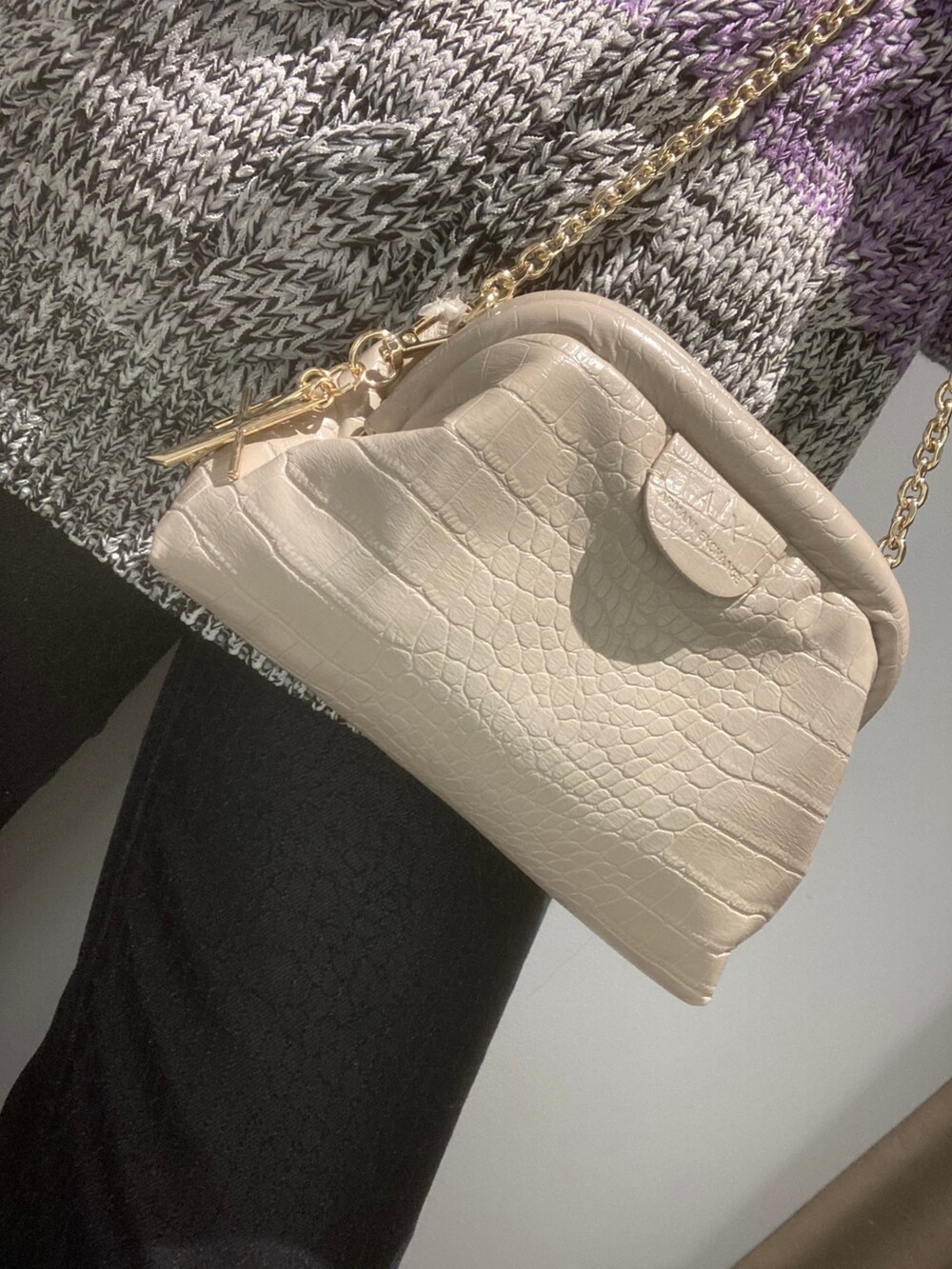 「ARMANIEXCHANGE、アルマーニエクスチェンジ、AXchanger、AXchange、秋のコーデ、低身長、パンツスタイル、ニット、ボリュームニット、大人コーデ、オトナカワイイ」｜「ARMANI EXCHANGEのアイテム（ブーツ、ブラック系）」を使った、KNKさん（レディース・153cm）の秋コーディネートの3枚目の写真