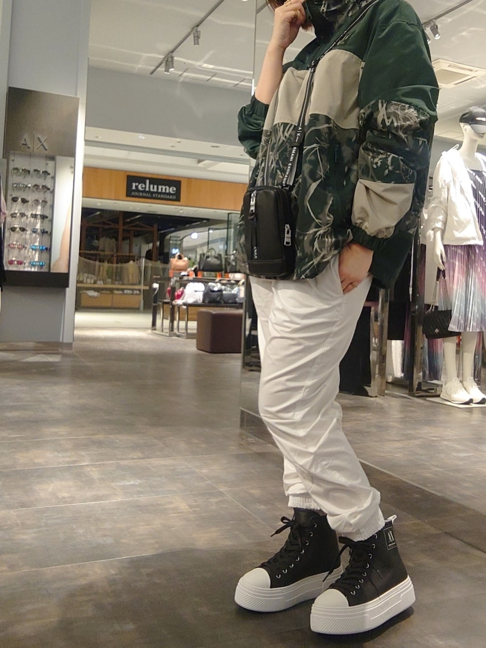 「低身長コーデ、ミニバッグ、メンズライク、アルマーニエクスチェンジ、ARMANIEXCHANGE、AXchanger、AXchange、メンズアイテム、メンズライクコーデ、メンズアウター、メンズパンツ、メンズ服、メンズコーデ、メンズライク女子、メンズスタイル」｜「ARMANI EXCHANGEの【A|X アルマーニ エクスチェンジ】ボリュームソール　レザーハイカットスニーカー（スニーカー、ブラック系）」を使った、KNKさん（レディース・153cm）の春コーディネートの2枚目の写真
