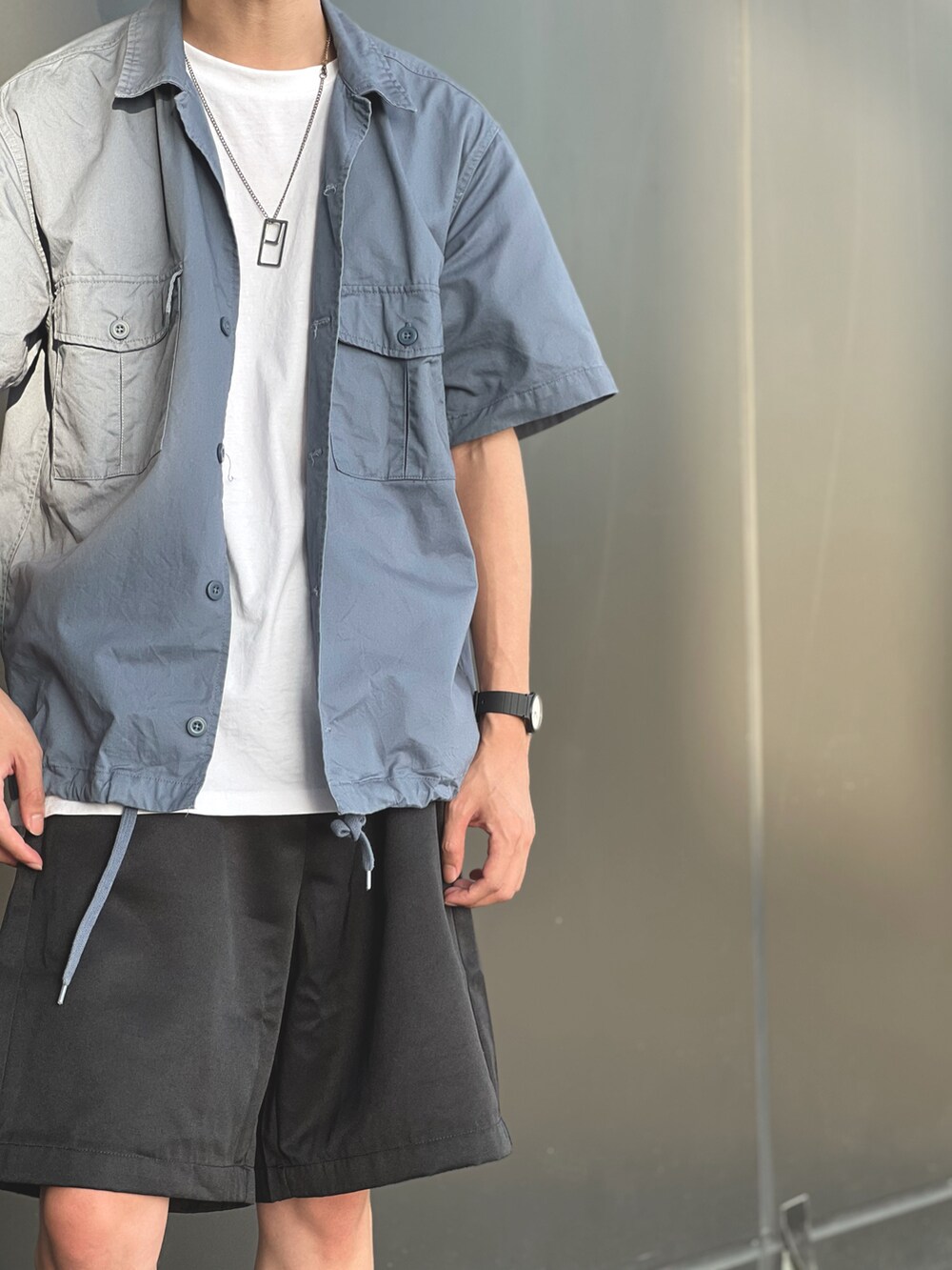 ブルー系のシャツ/ブラウスを着用したメンズの秋コーディネートの2枚目の写真