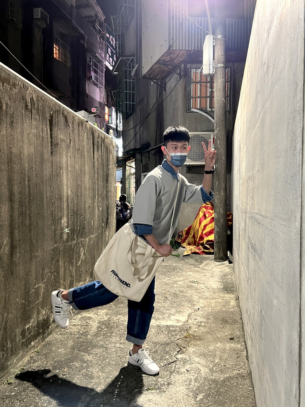 ブルー系のデニムパンツを着用したメンズの冬コーディネートの2枚目の写真