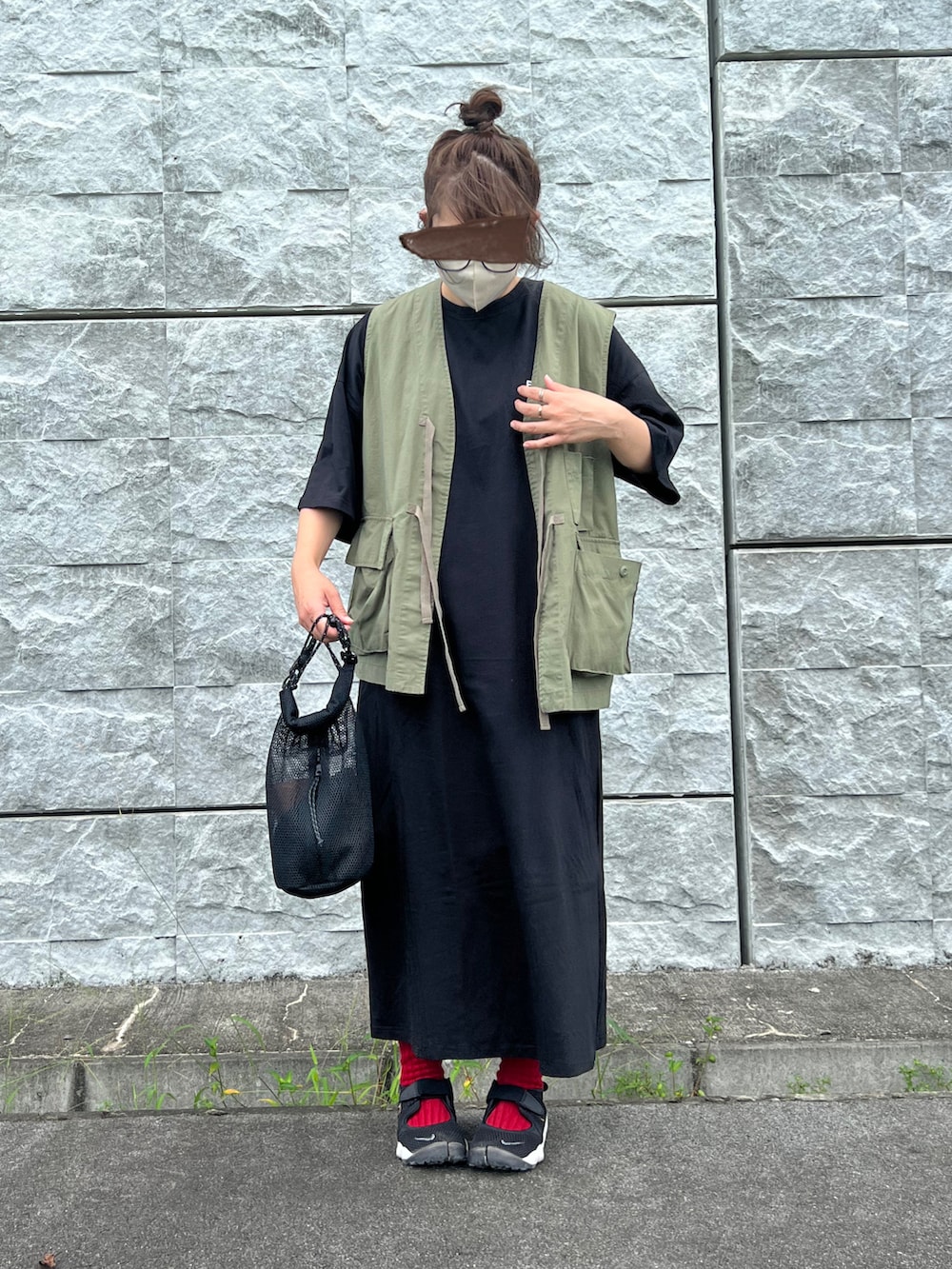 「ミリタリーベスト、ベスト、Tシャツワンピ、ワンピース、カラーソックス、エアリフト、メッシュバッグ、お団子ヘアー、サンダルに靴下、メンズライク、レイヤードスタイル、カジュアルコーデ、ゆるコーデ、休日スタイル、秋服準備はじめました」｜「niko and...のC-1風ポケットベスト（ベスト、グリーン系）」を使った、にこ。さん（レディース・165cm）の秋コーディネートの2枚目の写真