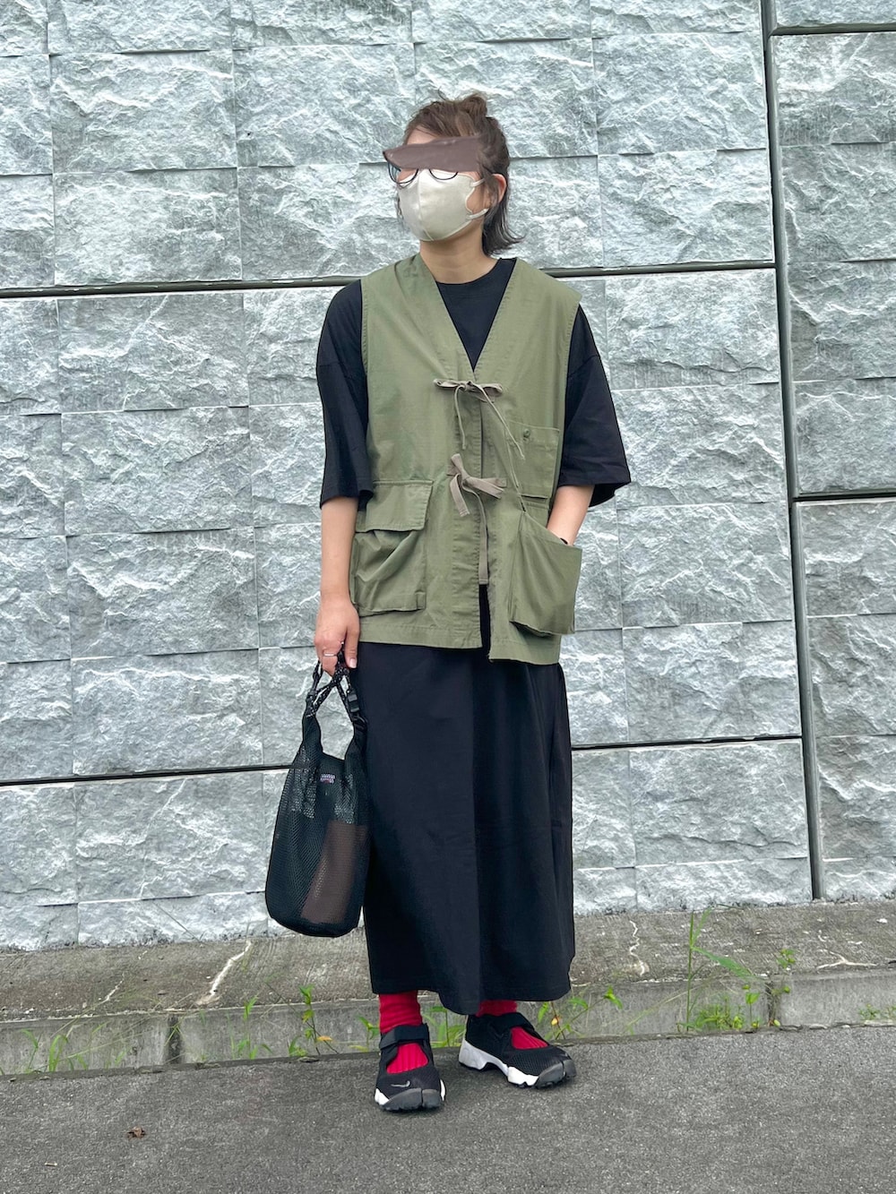 「ミリタリーベスト、ベスト、Tシャツワンピ、ワンピース、カラーソックス、エアリフト、メッシュバッグ、お団子ヘアー、サンダルに靴下、メンズライク、レイヤードスタイル、カジュアルコーデ、ゆるコーデ、休日スタイル、秋服準備はじめました」｜「niko and...のC-1風ポケットベスト（ベスト、グリーン系）」を使った、にこ。さん（レディース・165cm）の秋コーディネートの3枚目の写真