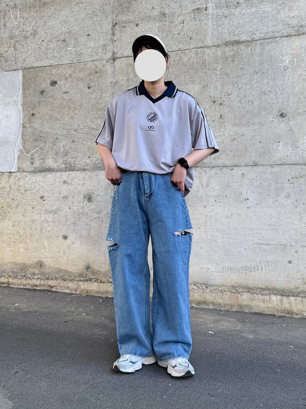 グレー系のTシャツ/カットソー、グレー系のスニーカーを着用したレディースの夏コーディネートの2枚目の写真