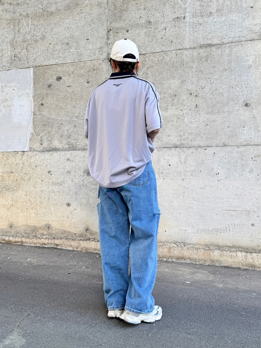 グレー系のTシャツ/カットソー、グレー系のスニーカーを着用したレディースの夏コーディネートの3枚目の写真