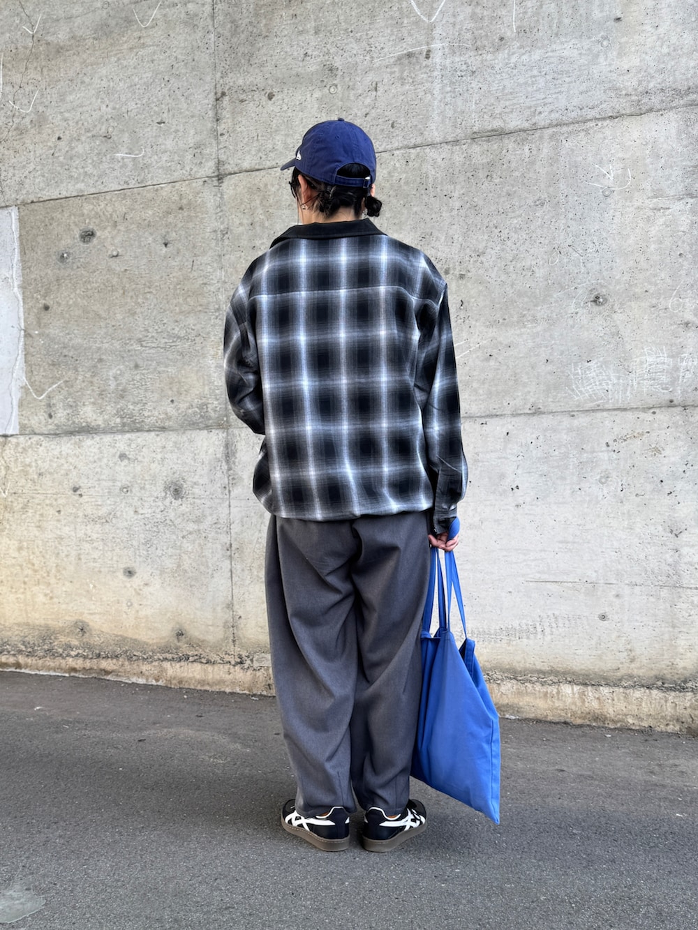 ブラック系のシャツ/ブラウス、ブラック系のスニーカー、ブラック系のキャップを着用したレディースの秋コーディネートの4枚目の写真