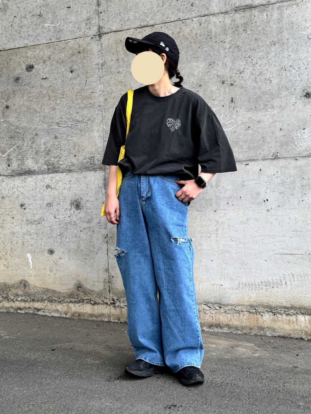 グレー系のTシャツ/カットソー、イエロー系のトートバッグ、ブラック系のキャップを着用したレディースの春コーディネートの2枚目の写真