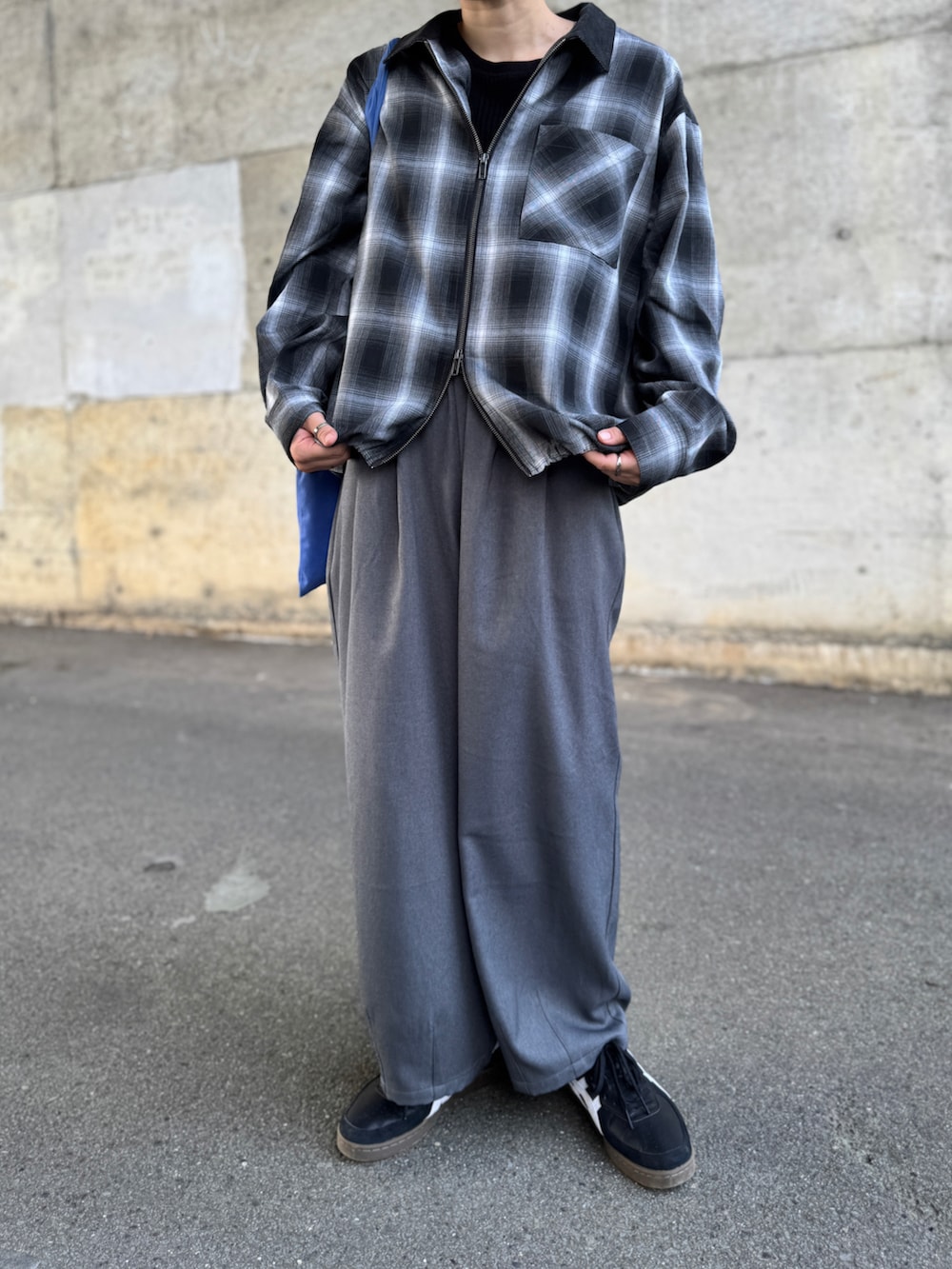 ブラック系のシャツ/ブラウス、ブラック系のスニーカー、ブラック系のキャップを着用したレディースの秋コーディネートの5枚目の写真