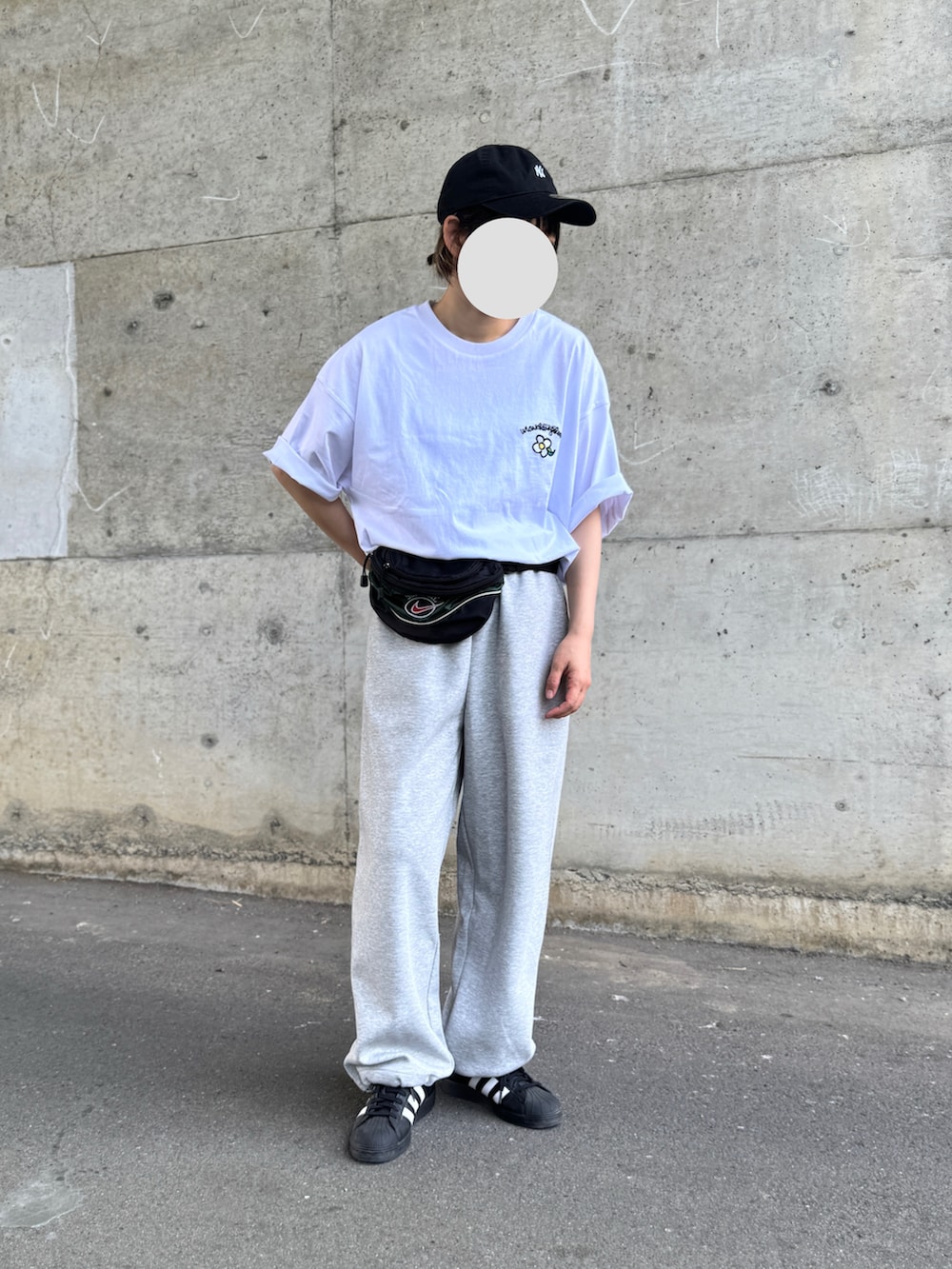 ホワイト系のTシャツ/カットソー、ブラック系のスニーカーを着用したレディースの夏コーディネートの3枚目の写真