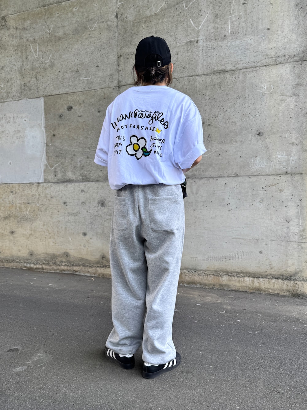 ホワイト系のTシャツ/カットソー、ブラック系のスニーカーを着用したレディースの夏コーディネートの4枚目の写真