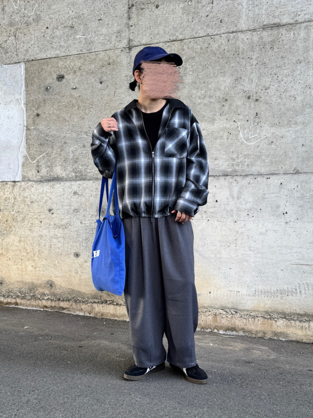 ブラック系のシャツ/ブラウス、ブラック系のスニーカー、ブラック系のキャップを着用したレディースの秋コーディネートの3枚目の写真