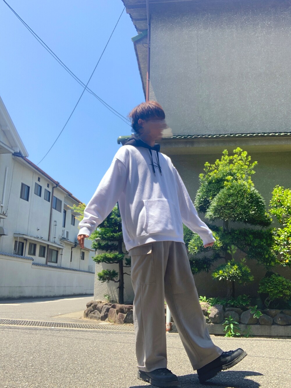 「休日コーデ、春コーデ、カジュアルコーデ、おしゃれさんと繋がりたい、オーバーサイズ」｜「niko and...のアイテム（その他パンツ、ベージュ系）」を使った、U Tさん（メンズ・170cm）の春コーディネートの2枚目の写真