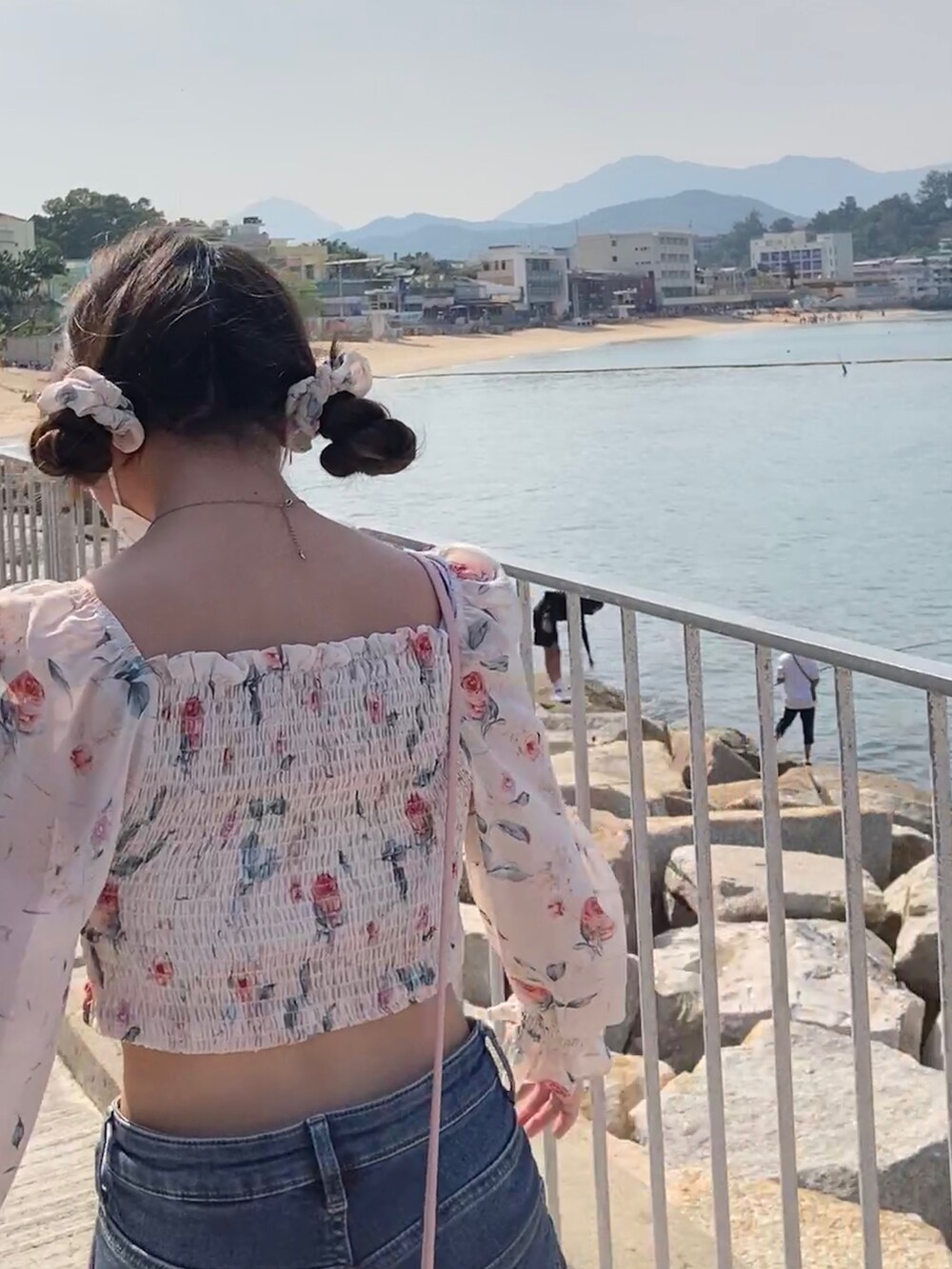 ホワイト系のスニーカー、ピンク系のバッグを着用したレディースの春コーディネートの5枚目の写真