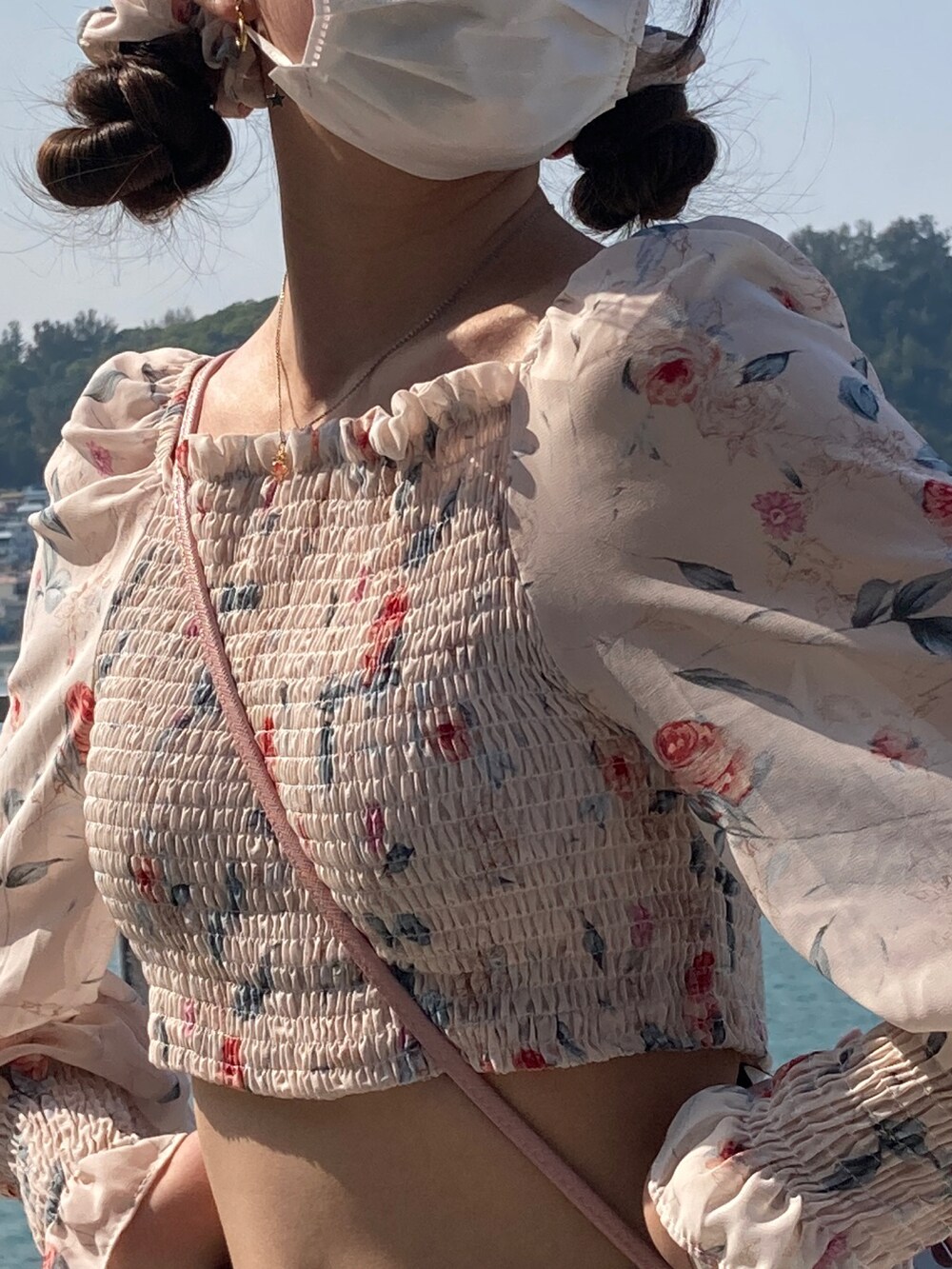 ホワイト系のスニーカー、ピンク系のバッグを着用したレディースの春コーディネートの4枚目の写真