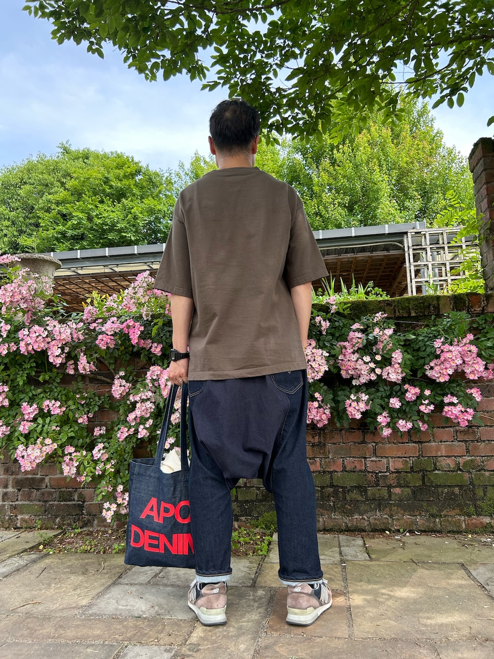 「お出かけコーデ日記、休日スタイル、大人コーデ、マニュアルアルファベット、コムデギャルソン、COMME des GARCONS、APC、ニューバランス」｜「MANUAL ALPHABETのアイテム（Tシャツ/カットソー、ブラウン系）」を使った、ヨッシーノさん（メンズ・169cm）の春コーディネートの2枚目の写真
