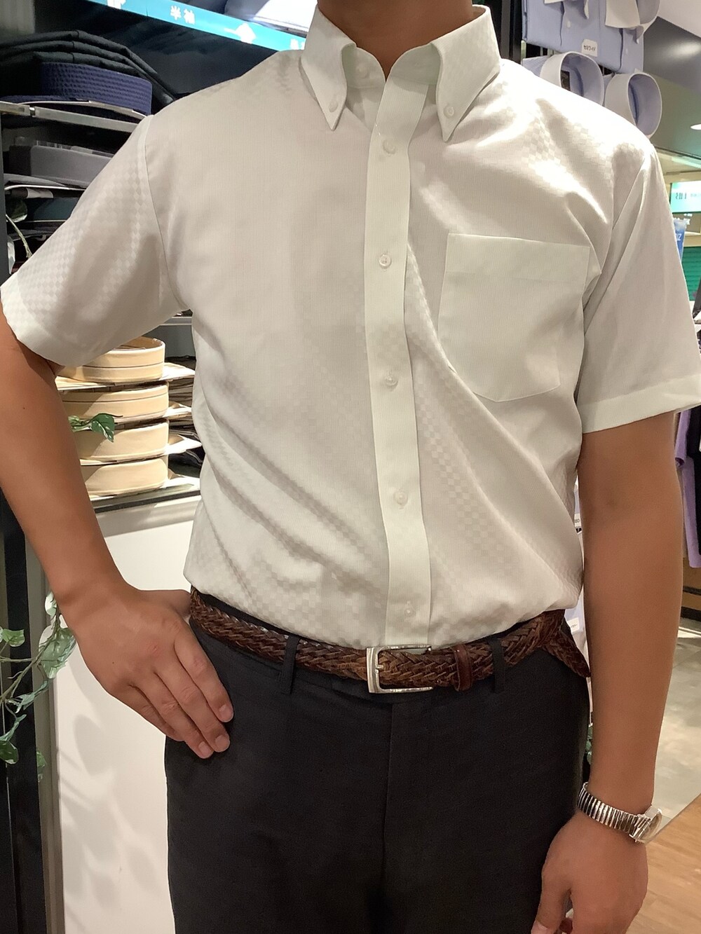 グリーン系のビジネスシャツを着用したメンズの夏コーディネートの2枚目の写真