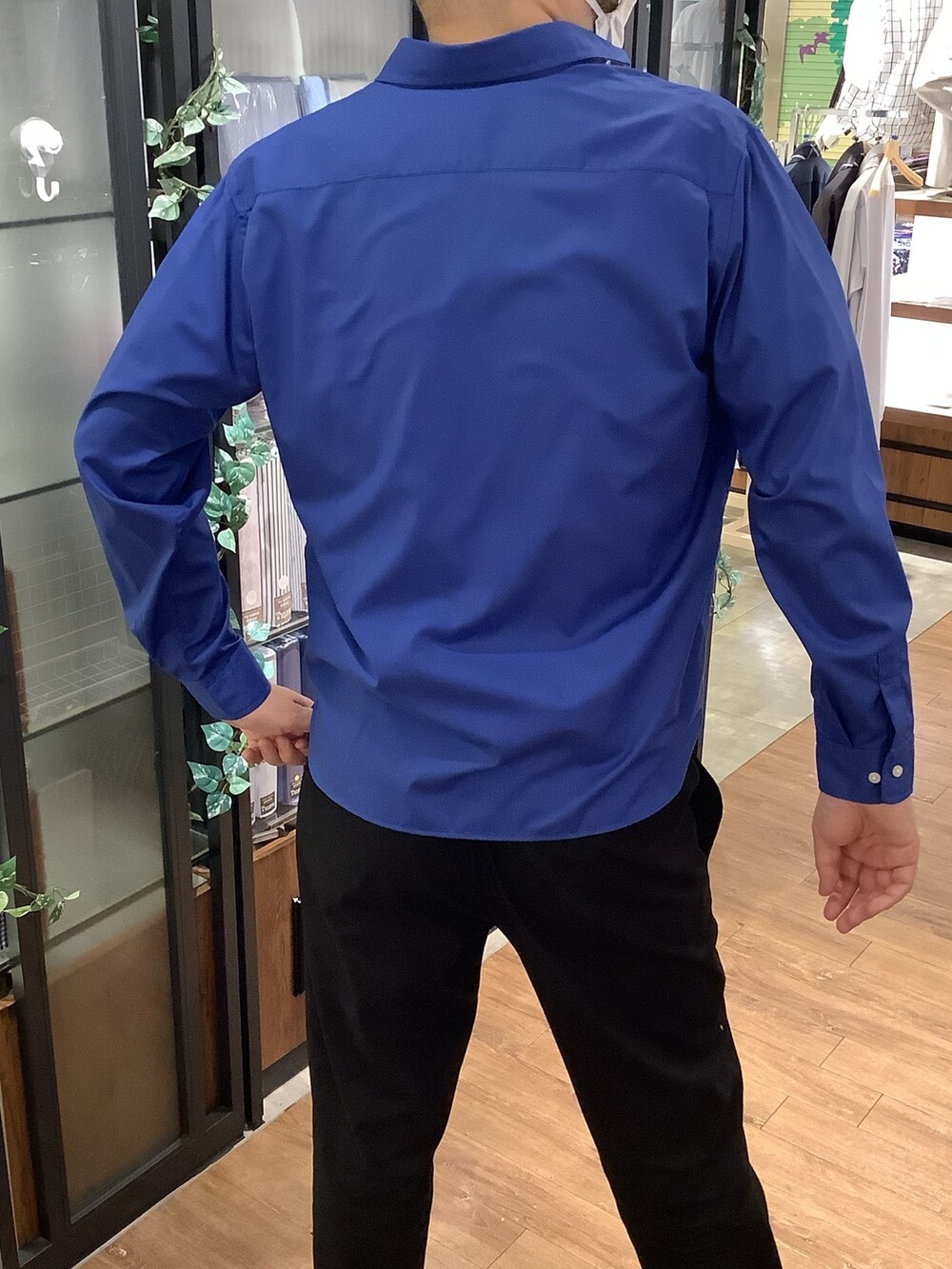 ブルー系のビジネスシャツを着用したメンズの秋コーディネートの3枚目の写真