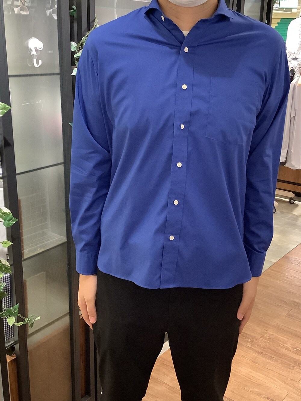 ブルー系のビジネスシャツを着用したメンズの秋コーディネートの2枚目の写真