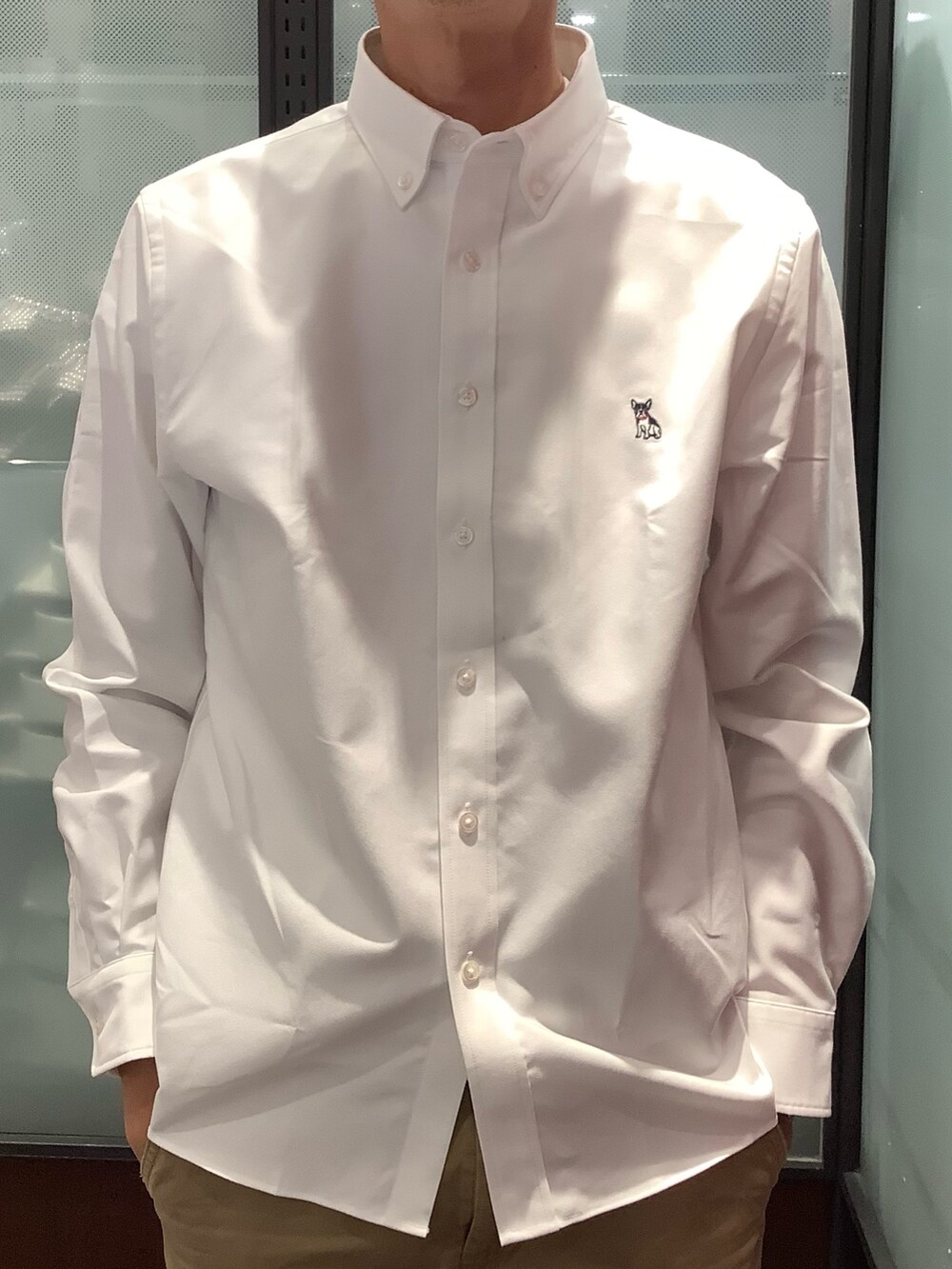 ホワイト系のシャツ/ブラウスを着用したメンズの秋コーディネートの2枚目の写真