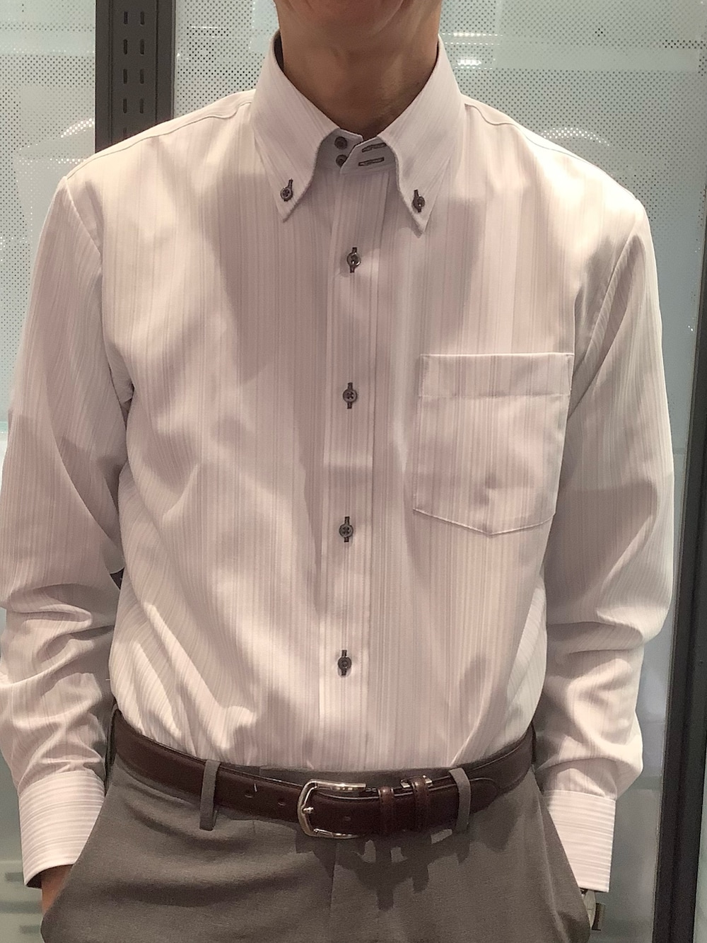 グレー系のビジネスシャツを着用したメンズの冬コーディネートの2枚目の写真