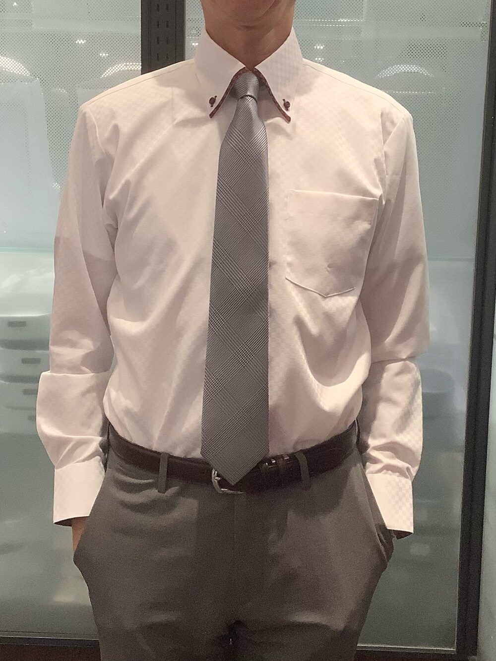 ピンク系のビジネスシャツを着用したメンズの冬コーディネートの2枚目の写真