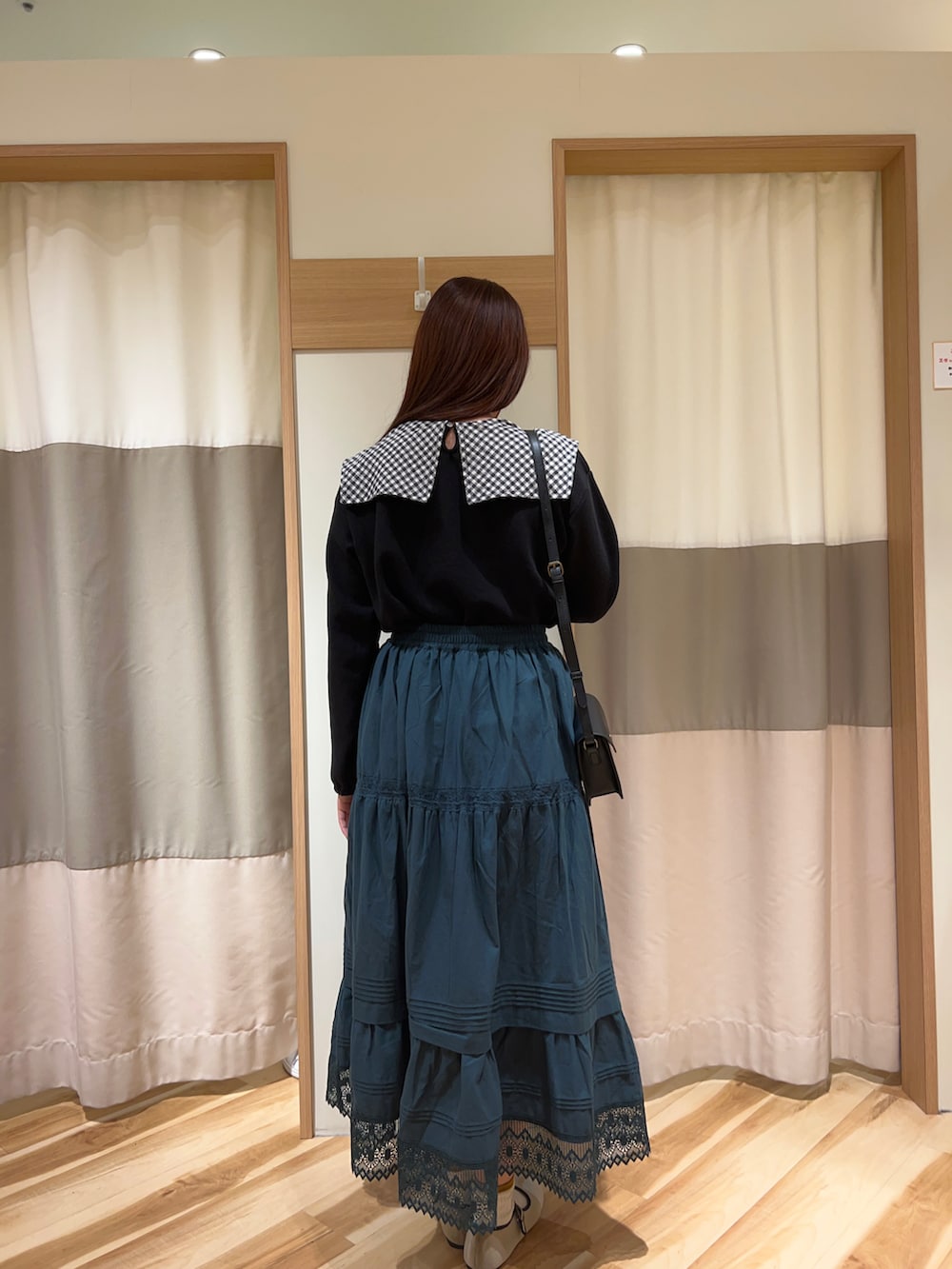 「Samansa Mos2、SM2、サマンサモスモス、サマンサ モスモス(Samansa Mos2)、ガーリー、ガーリーコーデ、スカートコーデ」｜「Samansa Mos2のベロアパイピングシューズ（ドレスシューズ、ベージュ系）」を使った、みーちゃんさん（レディース・164cm）の秋コーディネートの3枚目の写真