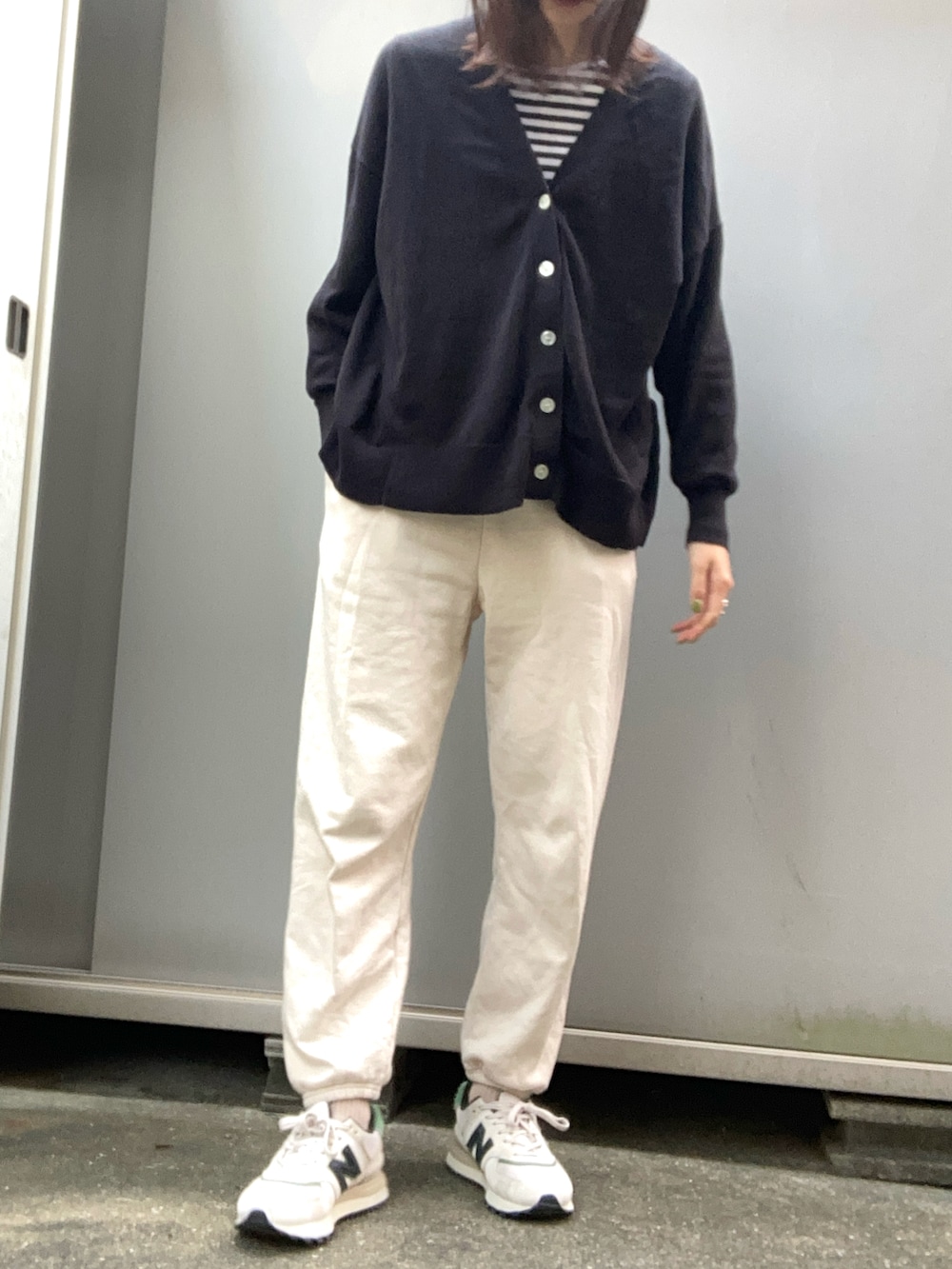 グレー系のテーラードジャケット、ホワイト系のスウェットパンツを着用したレディースの冬コーディネートの2枚目の写真