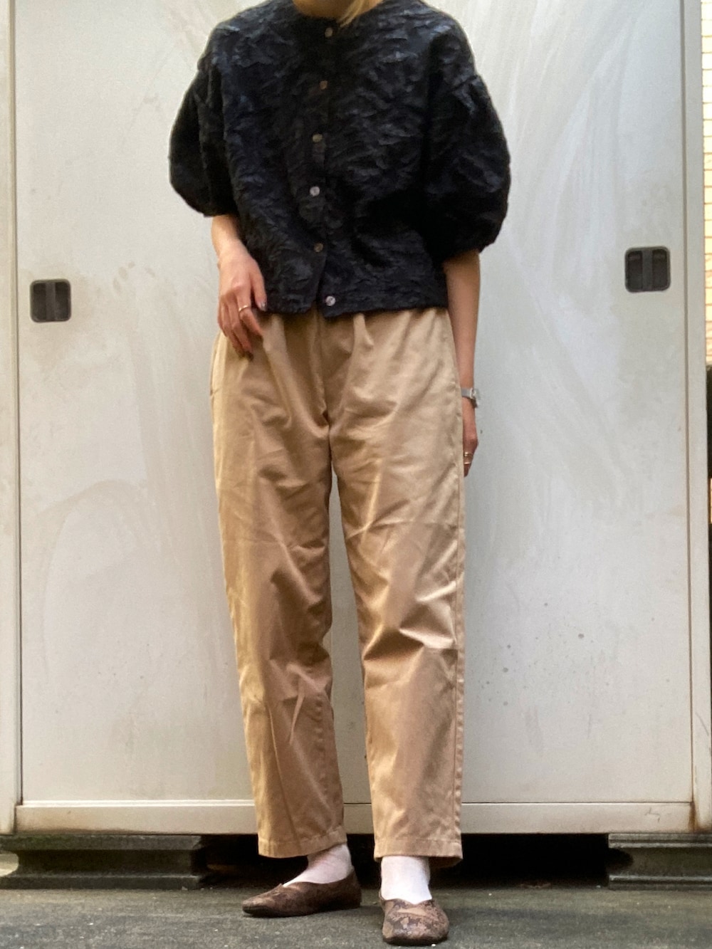ブラック系のカーディガン/ボレロ、ベージュ系のパンツ、その他のパンプスを着用したレディースの夏コーディネートの2枚目の写真