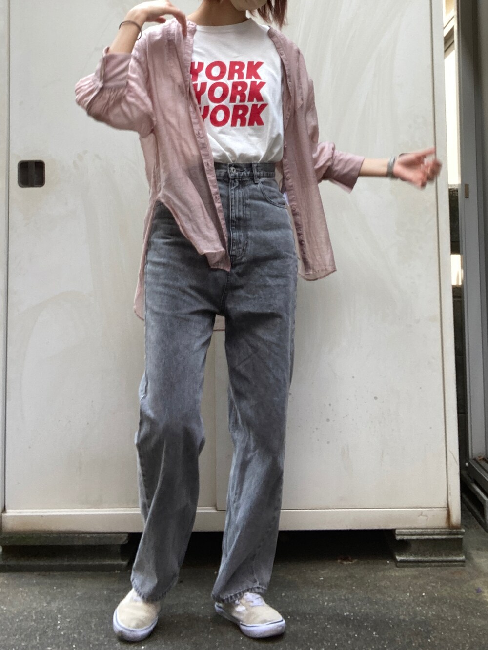 グレー系のデニムパンツ、ピンク系のシャツ/ブラウス、ホワイト系のTシャツ/カットソーを着用したレディースの夏コーディネートの2枚目の写真