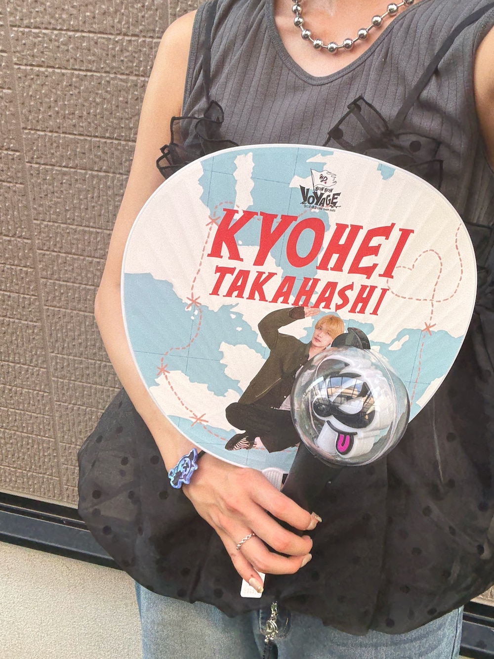 グレー系のタンクトップ、ブラック系のキャミソール、ブルー系のデニムパンツを着用したレディースの秋コーディネートの2枚目の写真