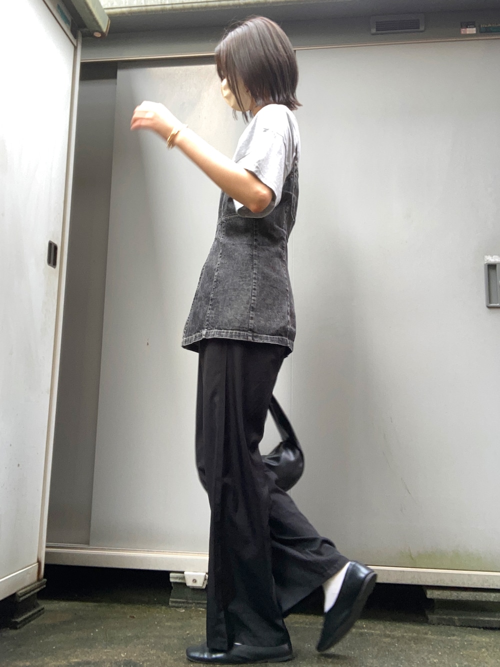 グレー系のTシャツ/カットソー、ブラック系のキャミソール、ブラック系のハンドバッグを着用したレディースの秋コーディネートの3枚目の写真