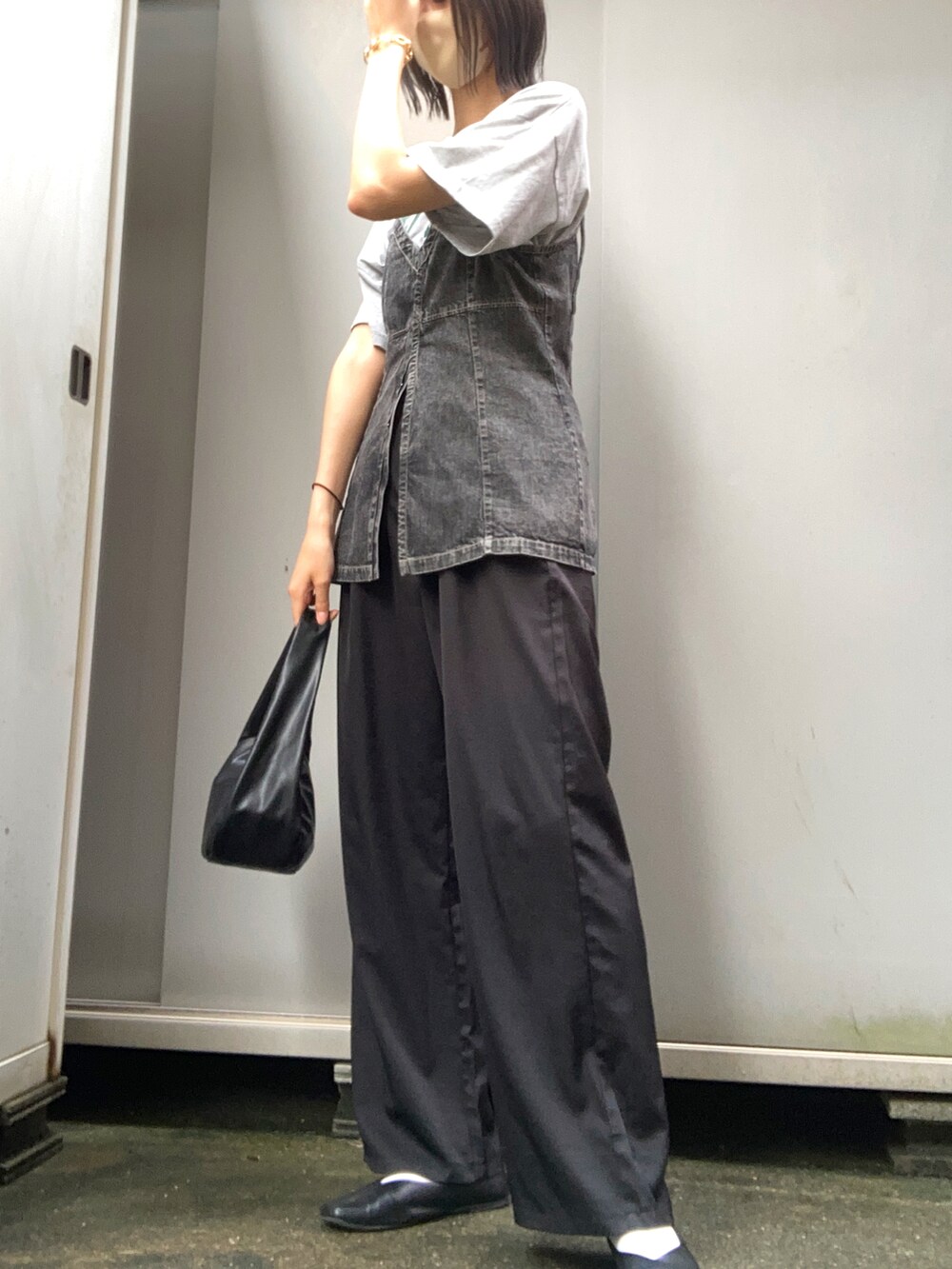 グレー系のTシャツ/カットソー、ブラック系のキャミソール、ブラック系のハンドバッグを着用したレディースの秋コーディネートの2枚目の写真