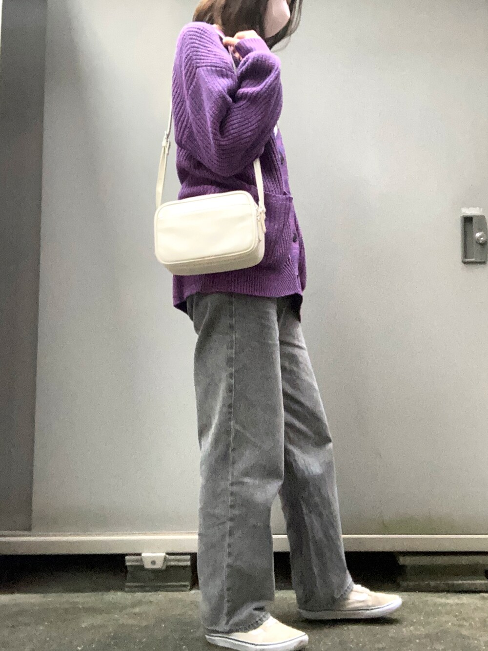 ピンク系のカーディガン/ボレロ、グレー系のデニムパンツ、ベージュ系のスニーカーを着用したレディースの秋コーディネートの2枚目の写真