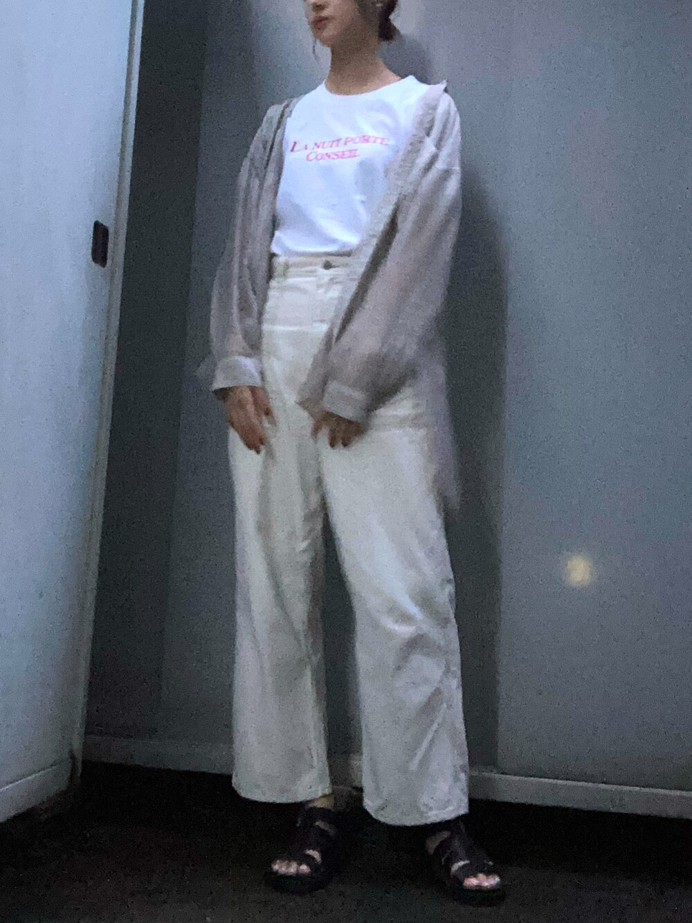 ホワイト系のパンツを着用したレディースの秋コーディネートの2枚目の写真