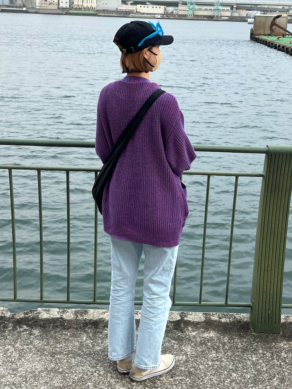 ベージュ系のTシャツ/カットソー、ピンク系のカーディガン/ボレロ、ブラック系のショルダーバッグを着用したレディースの春コーディネートの2枚目の写真