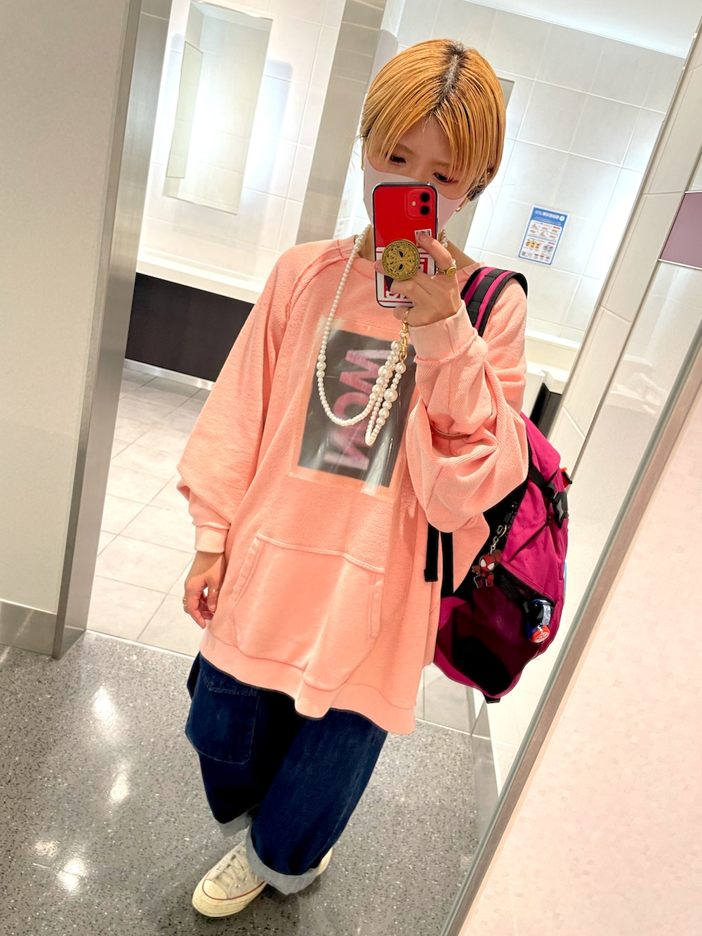 ピンク系のスウェット、ピンク系のバックパック/リュック、その他のデニムパンツを着用したレディースの秋コーディネートの2枚目の写真