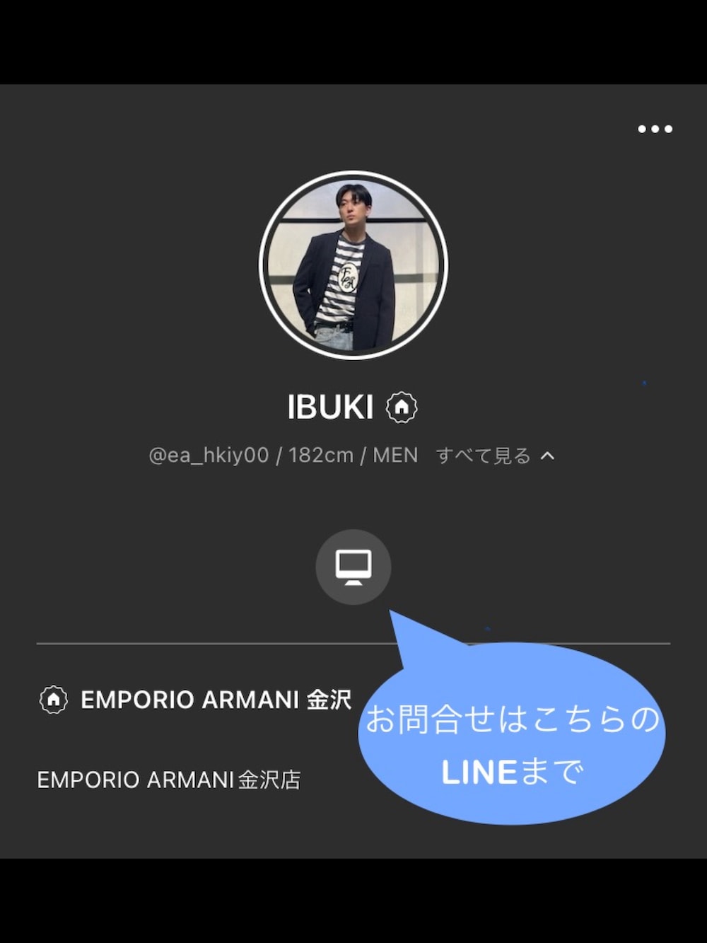 ブルー系のニット/セーター、ブラック系のドレスシューズ、その他のネックレスを着用したメンズの秋コーディネートの2枚目の写真