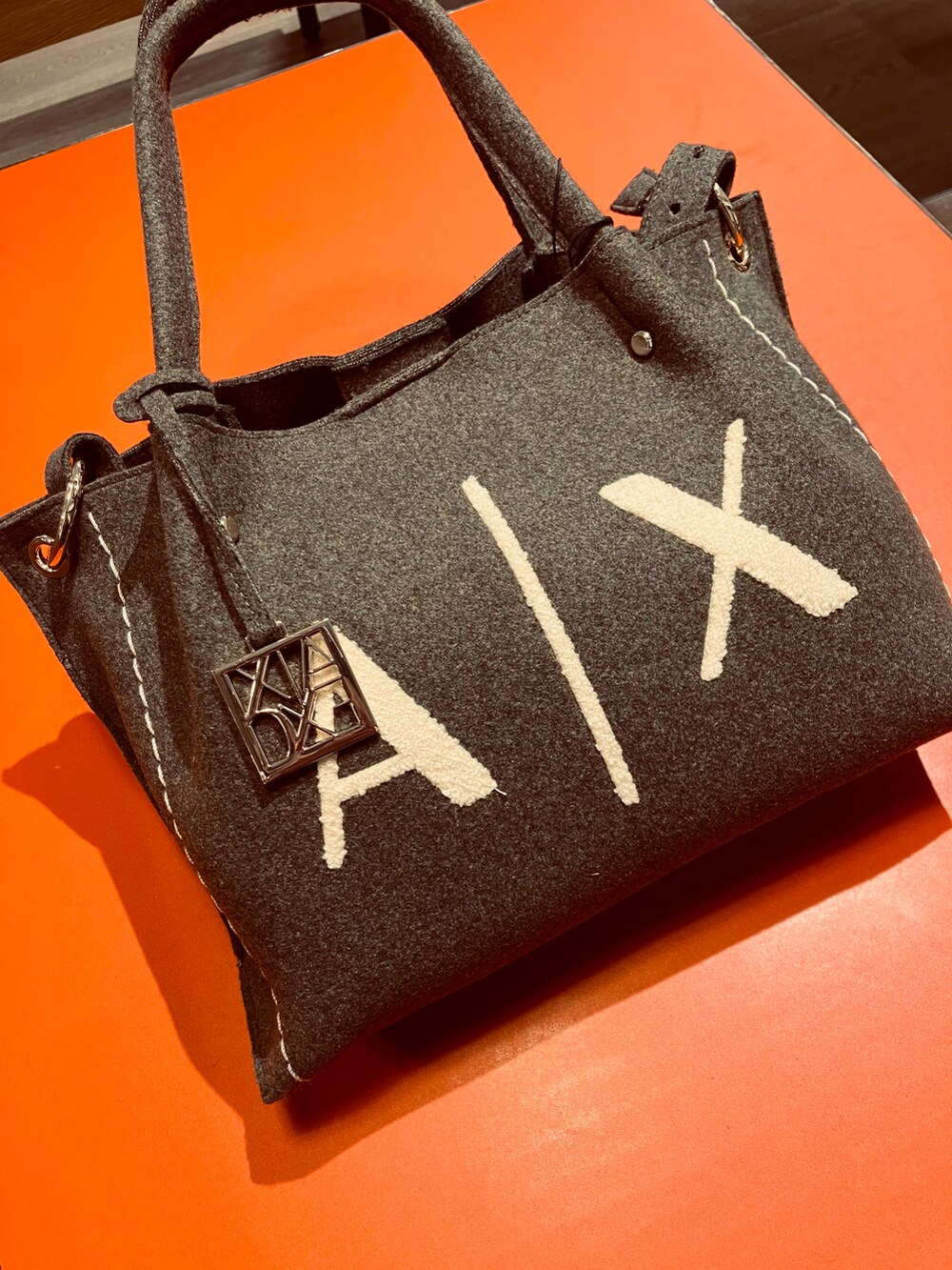 「秋カラー、ベージュ、AXchanger、AXchange、armaniexchange、アルマーニエクスチェンジ、ARMANIEXCHANGE、ニット、フェルトバッグ、レイヤードスタイル、オトナカジュアル」|「ARMANI EXCHANGEの【A|X アルマーニ エクスチェンジ】ビッグロゴ ミドルサイズトートバッグ(トートバッグ、ブラウン系)」を使った、TANAYURIさん(レディース・166cm)の秋コーディネートの3枚目の写真