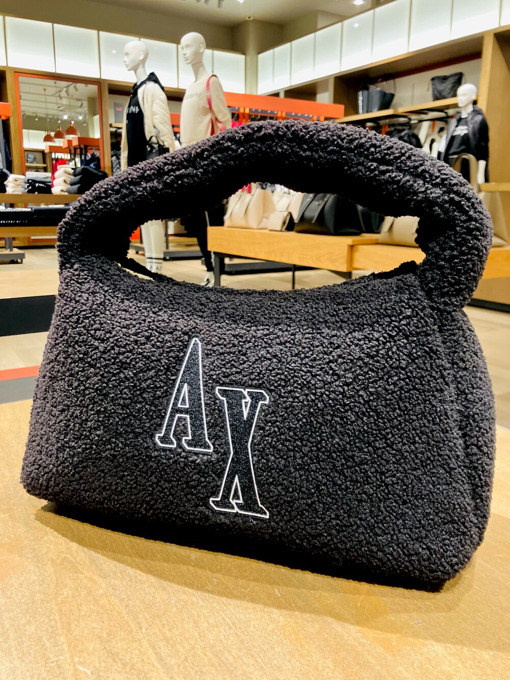 「秋冬、アルマーニエクスチェンジ、armaniexchange、AXchanger、AXchange、カジュアルコーデ、ストレートデニム、パンツコーデ、デニム」｜「ARMANI EXCHANGEの【A|X アルマーニ エクスチェンジ】ビッグロゴ　ボアミディハンドバッグ（ハンドバッグ、ブラック系）」を使った、TANAYURIさん（レディース・166cm）の秋コーディネートの2枚目の写真