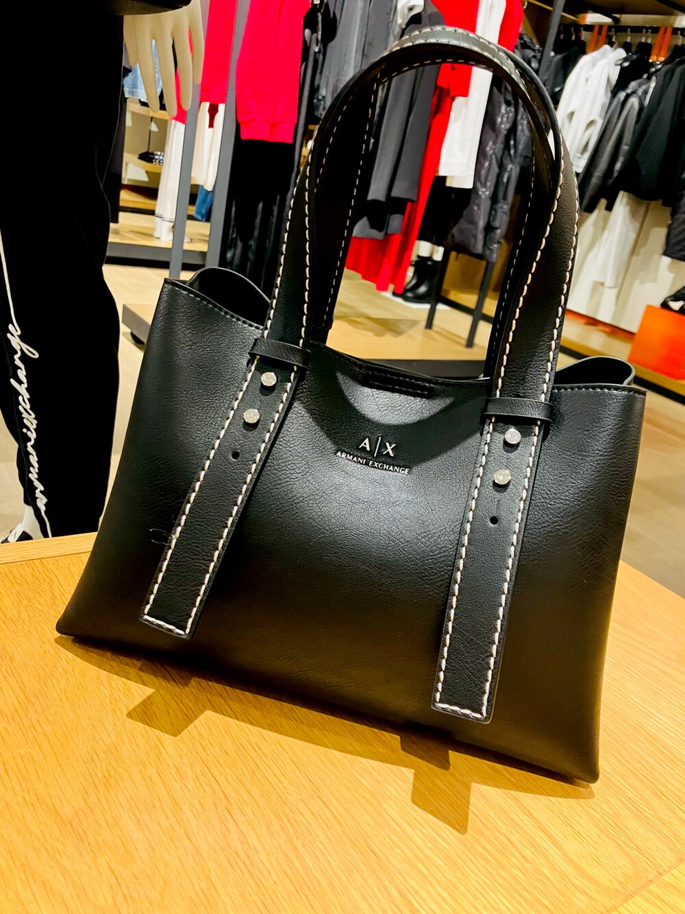 「アルマーニエクスチェンジ、armaniexchange、ARMANIEXCHANGE、AXchanger、AXchange、ニット、セットアップ、ケーブルニット、ホワイトコーデ、秋コーデ、ハンドバッグ」｜「ARMANI EXCHANGEの【A|X アルマーニ エクスチェンジ】A|Xロゴ　ボックストートバッグ（トートバッグ、ブラック系）」を使った、TANAYURIさん（レディース・166cm）の秋コーディネートの2枚目の写真
