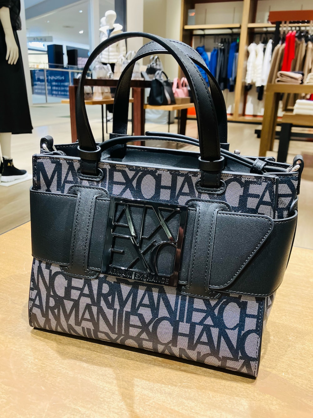 「アルマーニエクスチェンジ、armaniexchange、AXchange、AXchanger、ブーツスタイル、レイヤードスタイル、MA-1、休日スタイル、ハンドバッグ、モノグラム」｜「ARMANI EXCHANGEの【A|X アルマーニ エクスチェンジ】BOXロゴバックル　ミニハンドバッグ（オールオーバーロゴ）（ハンドバッグ、ブラック系）」を使った、TANAYURIさん（レディース・166cm）の秋コーディネートの2枚目の写真