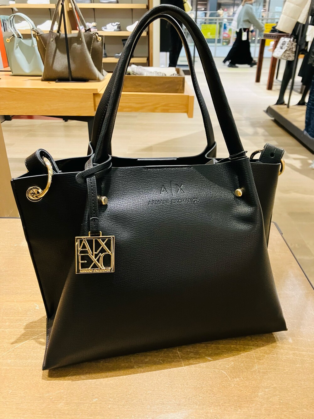 「アルマーニエクスチェンジ、armaniexchange、ARMANIEXCHANGE、AXchanger、AXchange、チェックシャツ、カジュアルミックス、ワントーンコーデ、ハンドバッグ」｜「ARMANI EXCHANGEの【A|X アルマーニ エクスチェンジ】コットンフランネルシャツ/LOOSE（シャツ/ブラウス、ブルー系）」を使った、TANAYURIさん（レディース・166cm）の秋コーディネートの3枚目の写真