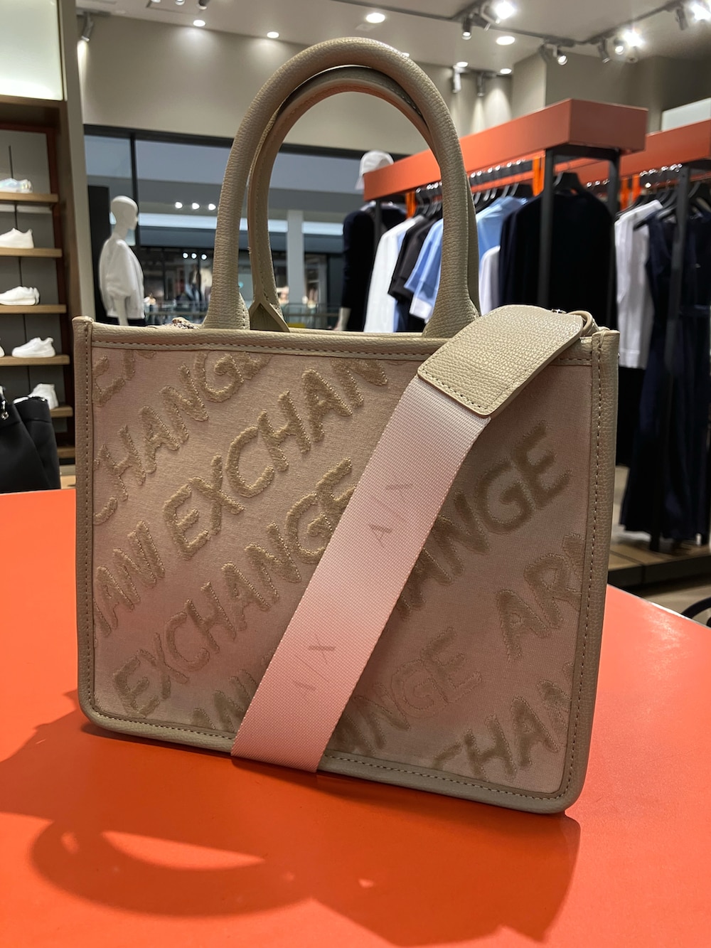「黒ワンピース、ワンピース、バゲットハット、AXchanger、AXchange、armaniexchange、アルマーニエクスチェンジ、ラクチンコーデ、春コーデ、シロスニーカー、スニーカー、ハンドバッグ」｜「ARMANI EXCHANGEの【A|X アルマーニ エクスチェンジ】LAYLA　オールオーバーロゴ　ボックスミニハンドバッグ（ハンドバッグ、ベージュ系）」を使った、TANAYURIさん（レディース・166cm）の春コーディネートの2枚目の写真