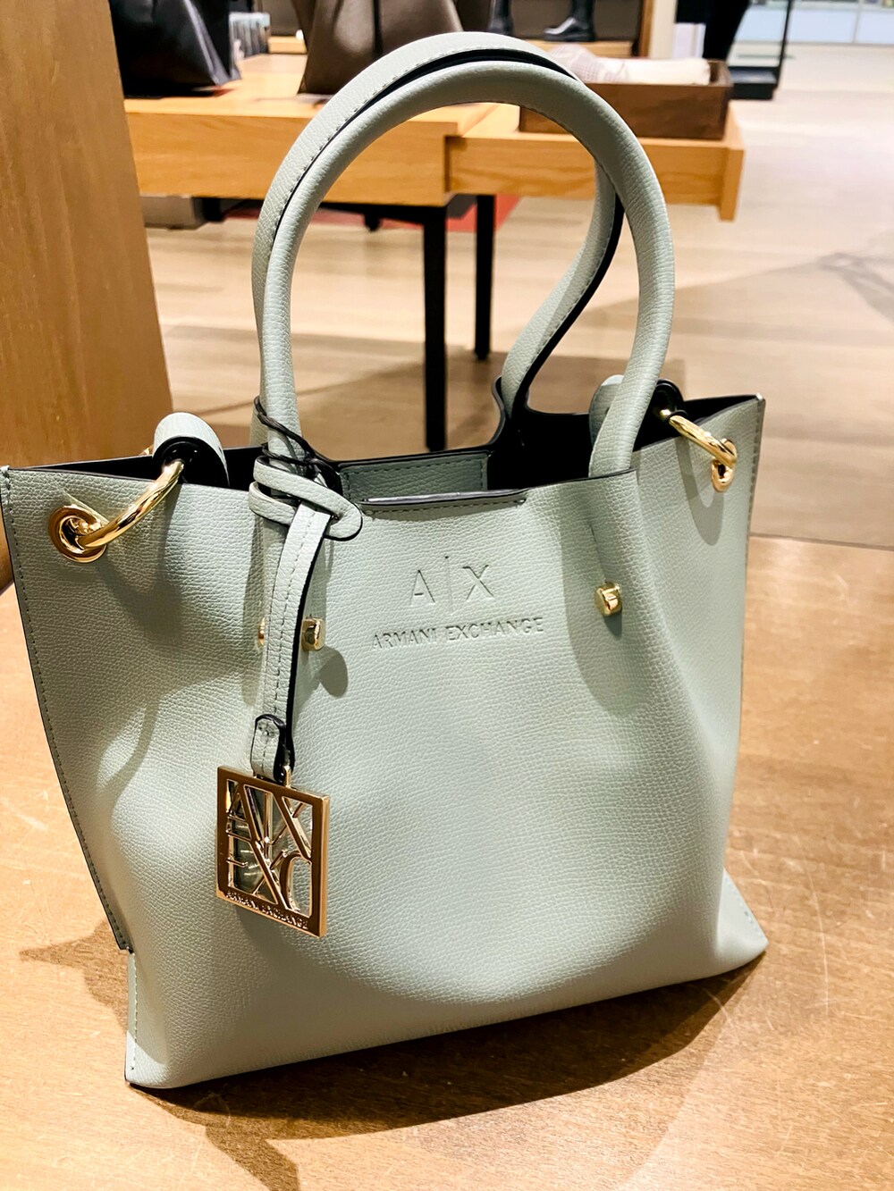 「アルマーニエクスチェンジ、AXchanger、AXchange、armaniexchange、ARMANIEXCHANGE、ニット、ワイドパンツ、大人カジュアル、きれいめカジュアル、シャツコーデ、カラーニット」｜「ARMANI EXCHANGEの【A|X アルマーニ エクスチェンジ】スクエアロゴチャーム付き　ミニハンドバック（ハンドバッグ、ブルー系）」を使った、TANAYURIさん（レディース・166cm）の秋コーディネートの3枚目の写真