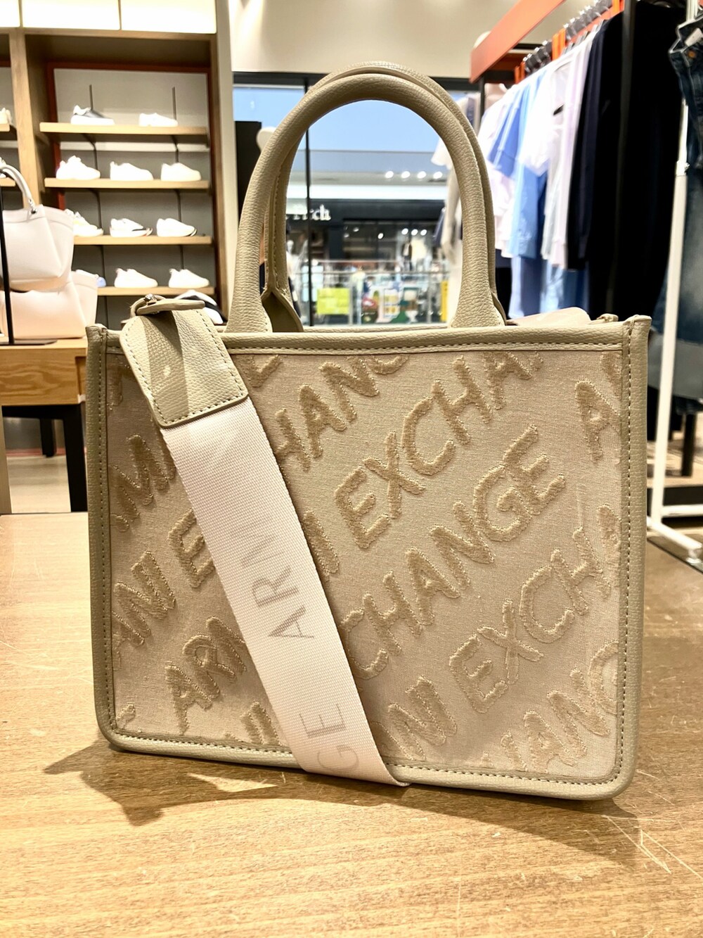 「きれいめカジュアル、アルマーニエクスチェンジ、AXchanger、AXchange、armaniexchange、ワンピース、ワンピース×スニーカー、休日コーデ、春夏コーデ、白スニーカー」｜「ARMANI EXCHANGEの【A|X アルマーニ エクスチェンジ】Vネックニットワンピース（ワンピース、ブラック系）」を使った、TANAYURIさん（レディース・166cm）の春コーディネートの2枚目の写真