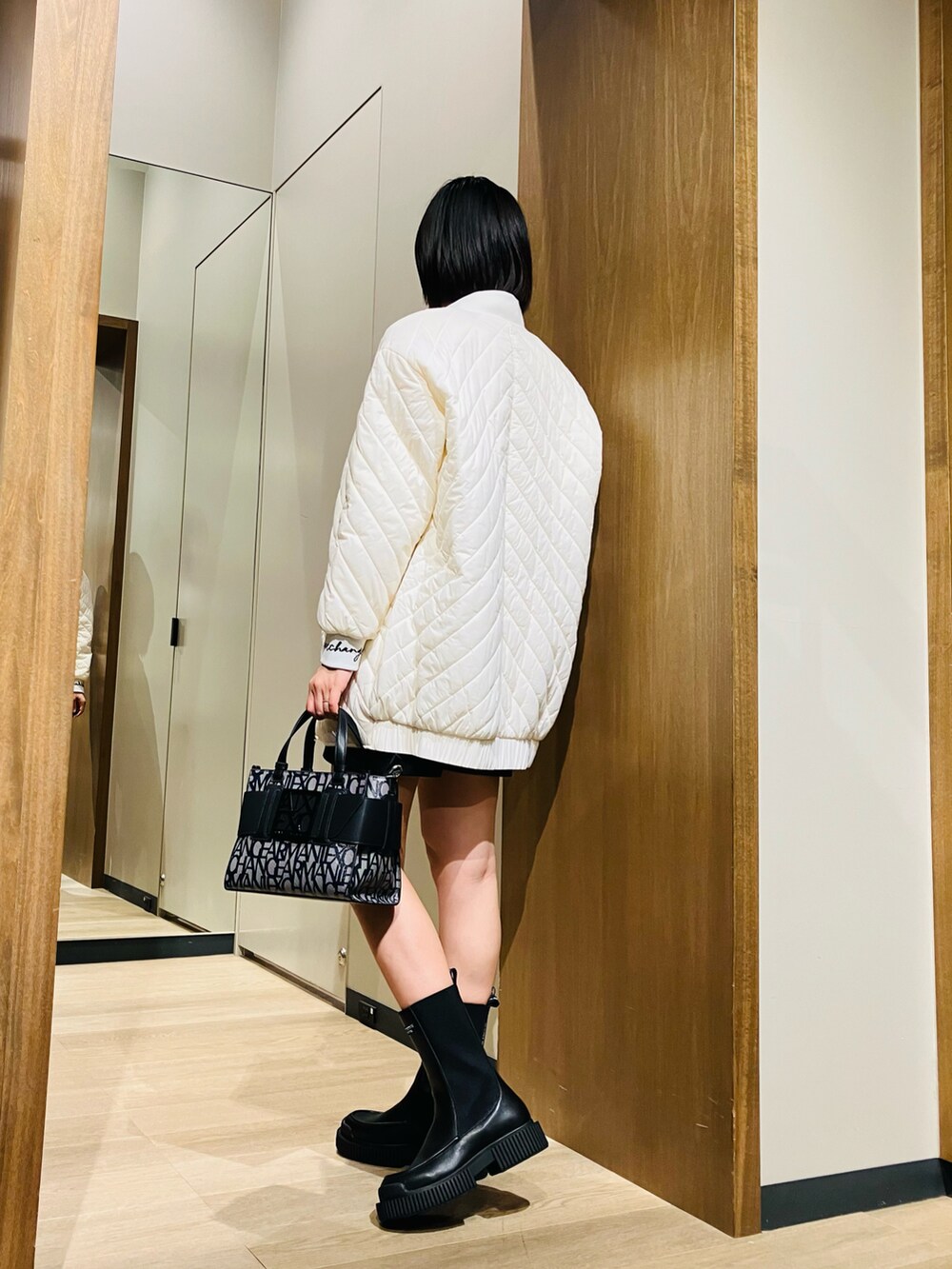 「オトナカジュアル、秋服準備始めました、ハンドバッグ、armaniexchange、ARMANIEXCHANGE、AXchange、AXchanger、アルマーニエクスチェンジ、モノトーンコーデ、キルティング、厚底ブーツ、大人かわいい、秋」｜「ARMANI EXCHANGEの【A|X アルマーニ エクスチェンジ】BOXロゴバックル　ミニハンドバッグ（オールオーバーロゴ）（ハンドバッグ、ブラック系）」を使った、TANAYURIさん（レディース・166cm）の秋コーディネートの2枚目の写真