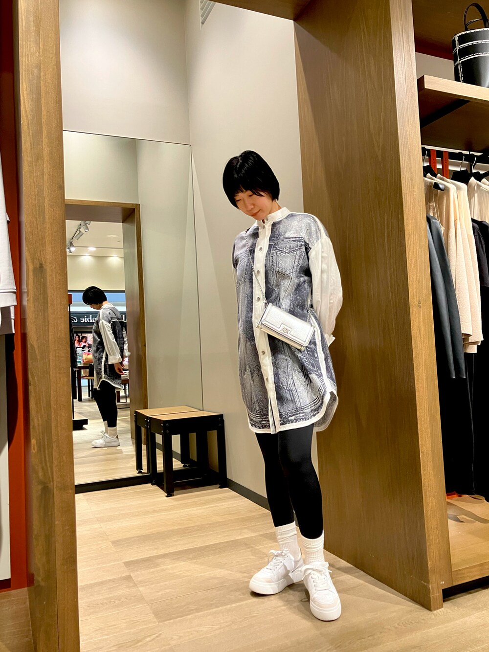 「armaniexchange、ARMANIEXCHANGE、アルマーニエクスチェンジ、AXchanger、AXchange、楽チンコーデ、差し色コーデ、モノトーンコーデ、シンプル、ミニバッグ」｜「ARMANI EXCHANGEの【A|X アルマーニ エクスチェンジ】デニムプリントシャツ（シャツ/ブラウス、その他）」を使った、TANAYURIさん（レディース・166cm）の夏コーディネートの2枚目の写真