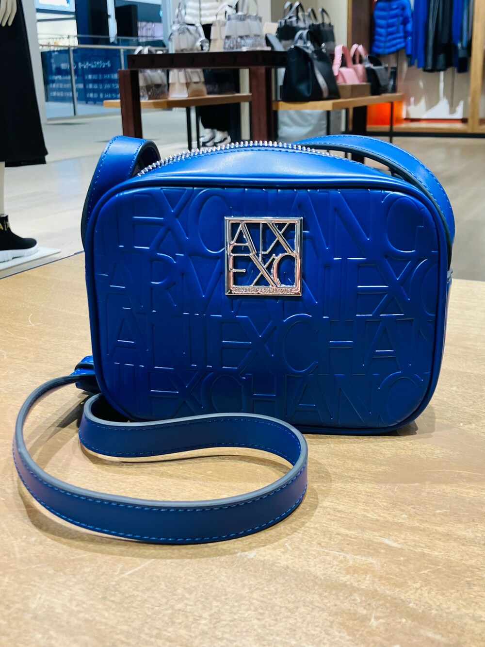 「秋冬コーデ、デニムスカート、アルマーニエクスチェンジ、armaniexchange、AXchanger、AXchange、ニット、レイヤードスタイル、オトナカワイイ」｜「ARMANI EXCHANGEの【A|X アルマーニ エクスチェンジ】サイドゴアブーツ（ブーツ、ブラック系）」を使った、TANAYURIさん（レディース・166cm）の秋コーディネートの2枚目の写真