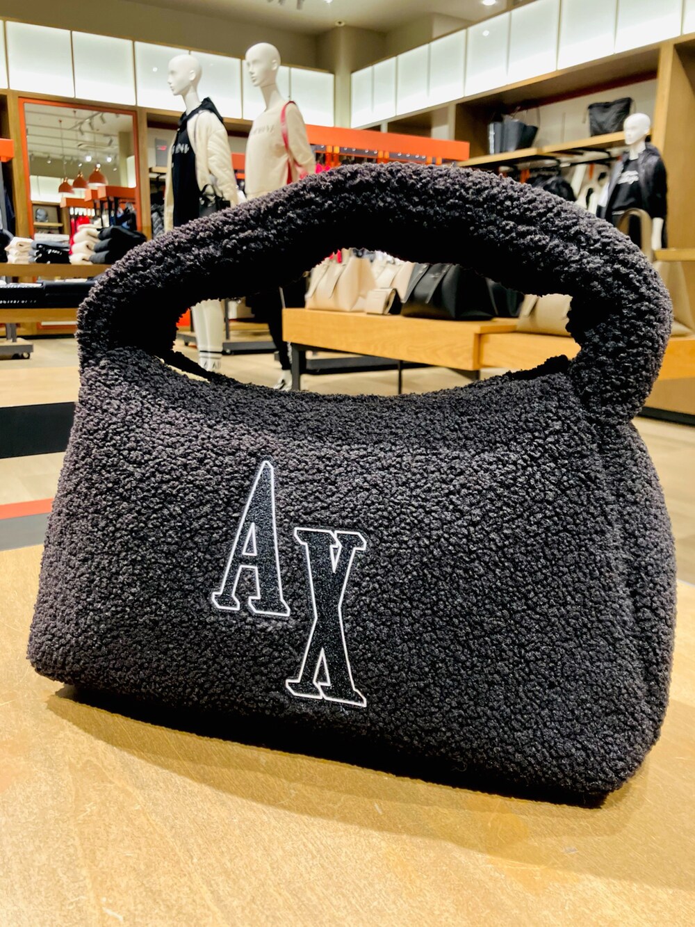 「AXchanger、AXchange、アルマーニエクスチェンジ、armaniexchange、レザージャケット、デニム、ストレートデニム、秋冬コーデ、ボアバッグ、カジュアル」｜「ARMANI EXCHANGEの【A|X アルマーニ エクスチェンジ】ビッグロゴ　ボアミディハンドバッグ（ハンドバッグ、ブラック系）」を使った、TANAYURIさん（レディース・166cm）の秋コーディネートの2枚目の写真